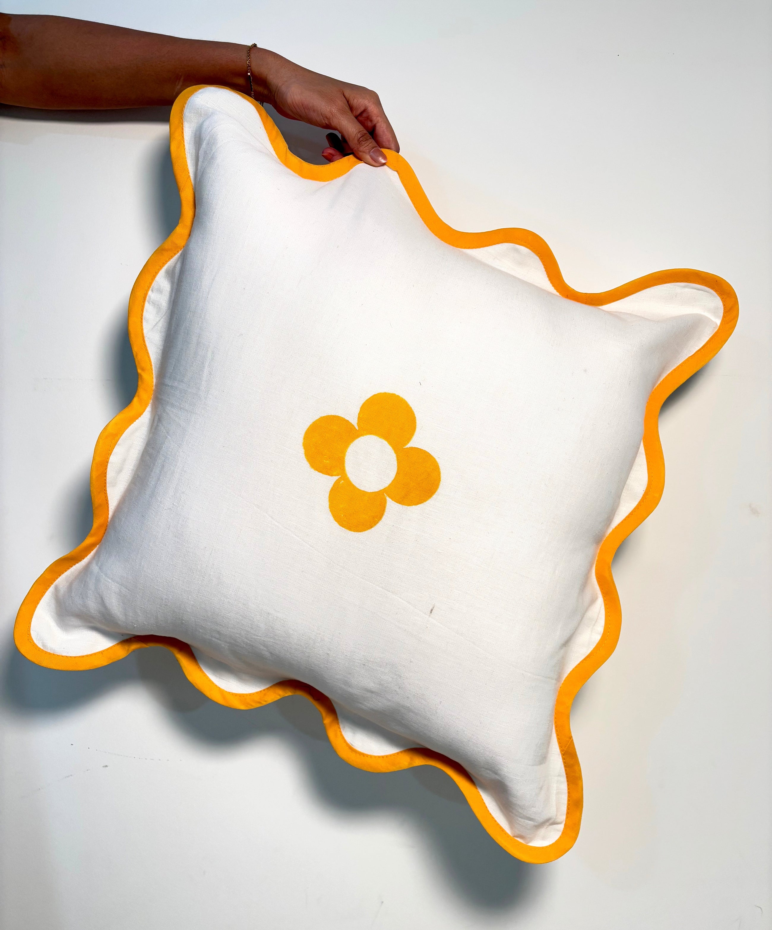 Retro Petal Cotton Wavy Cushion Cover l Yellow & White