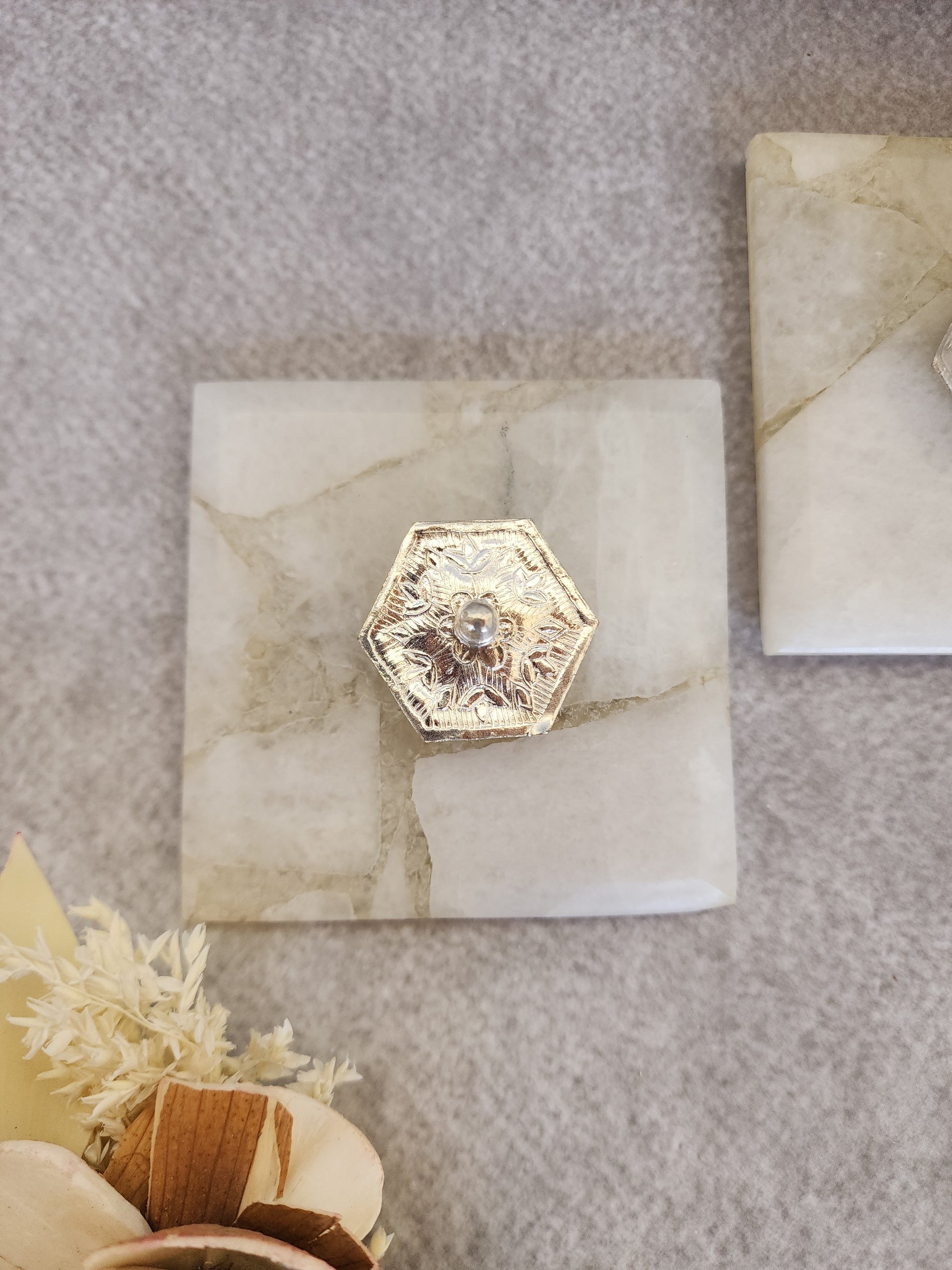 Quartz Hexagonal Kesar Elaichi Set