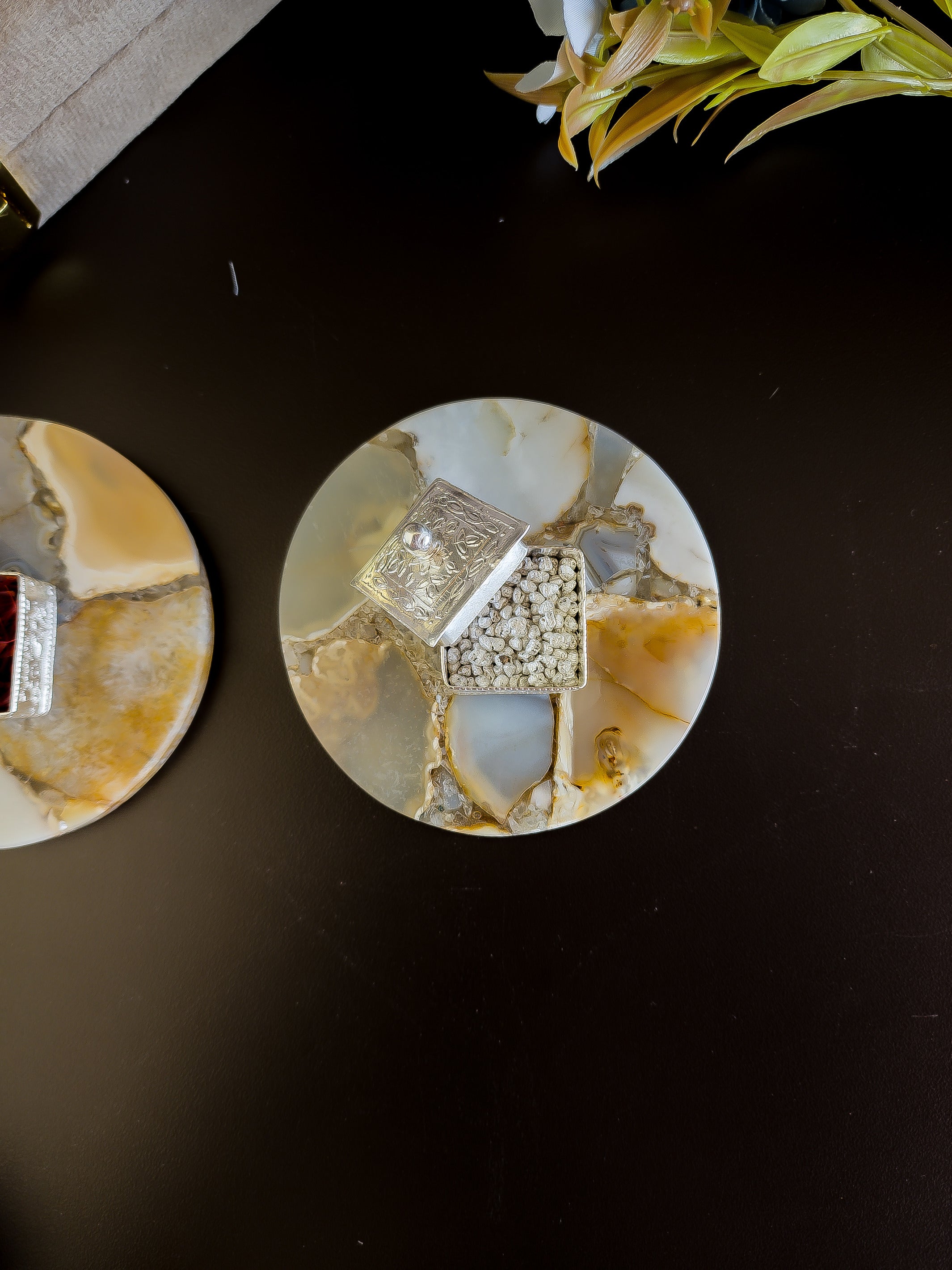 Natural Agate Kesar Elaichi Luxe Set ( Round )