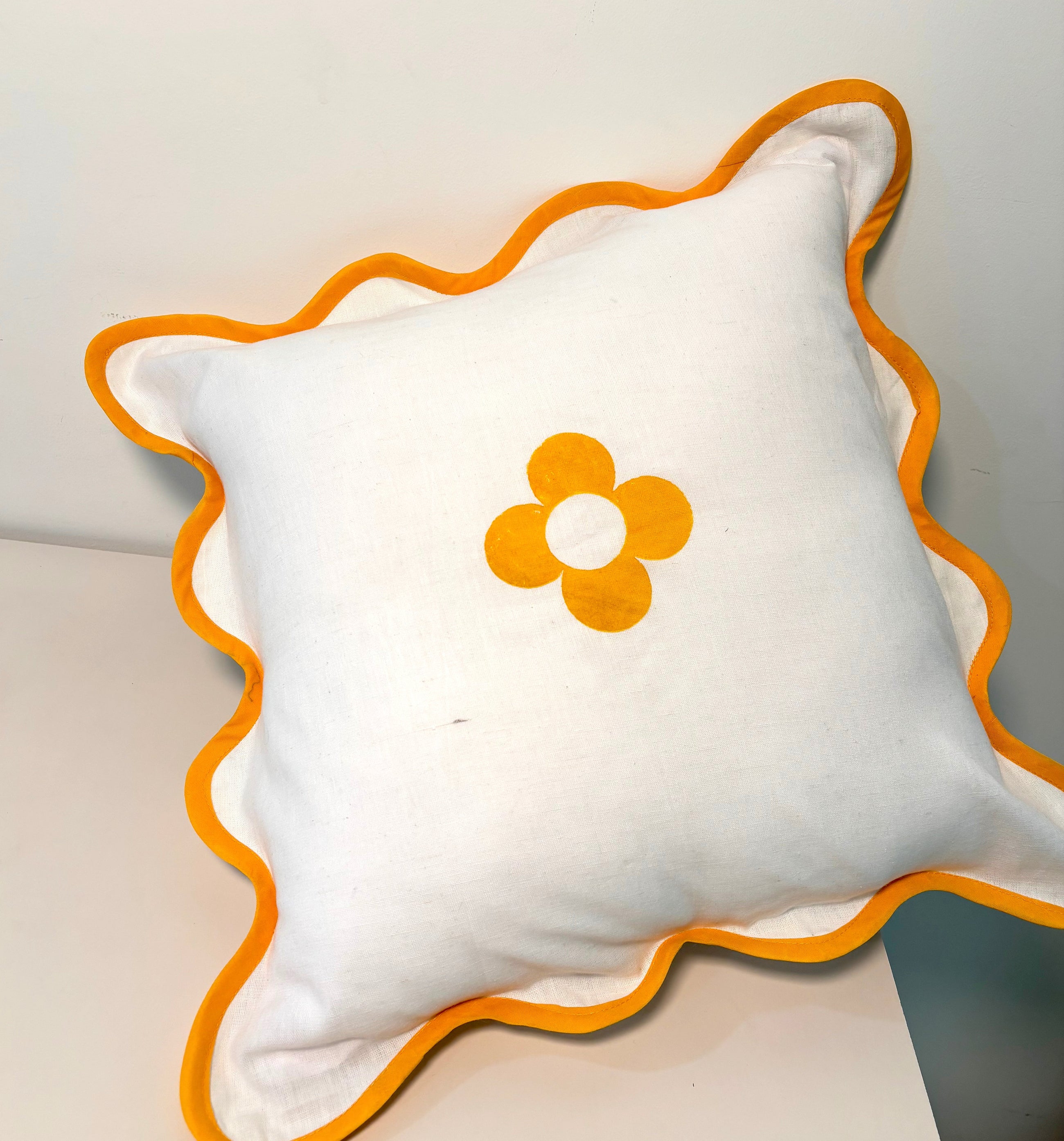 Retro Petal Cotton Wavy Cushion Cover l Yellow & White
