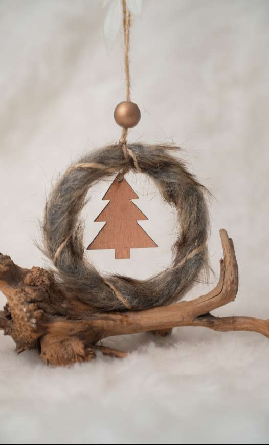 Faux Fur Wreath with Wooden Christmas Tree Hanging_CC136