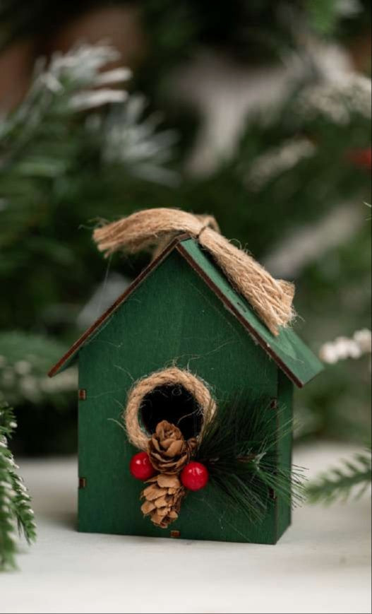 Green Wooden House Hanging Ornament with Pinecone Décor_CC57