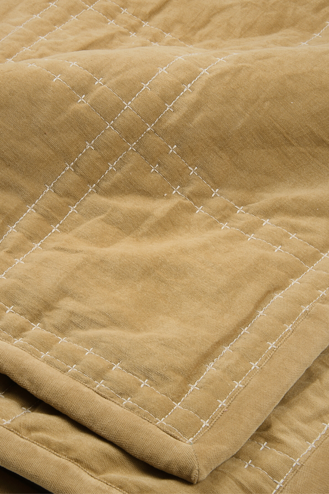 Checker Sand Velvet Embroidered Quilt