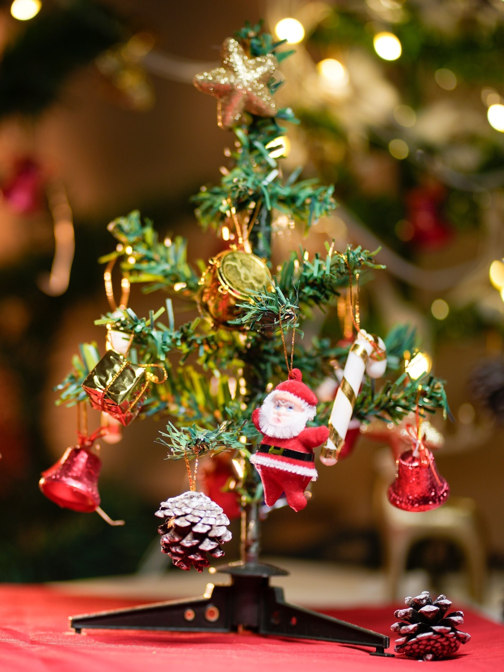 Mini foldable christmas tree with 10 ornaments