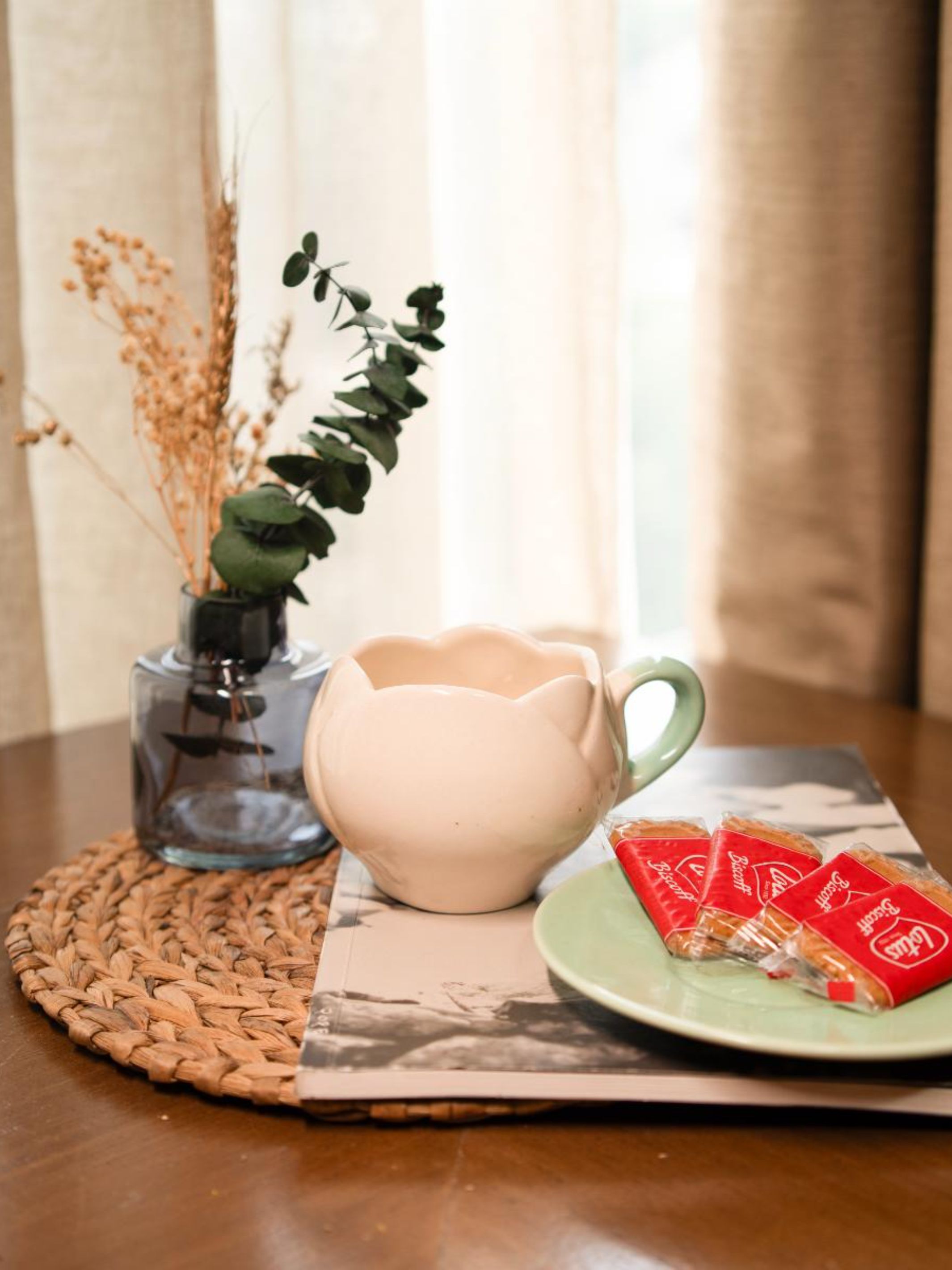 Tulip charm cup saucer-white