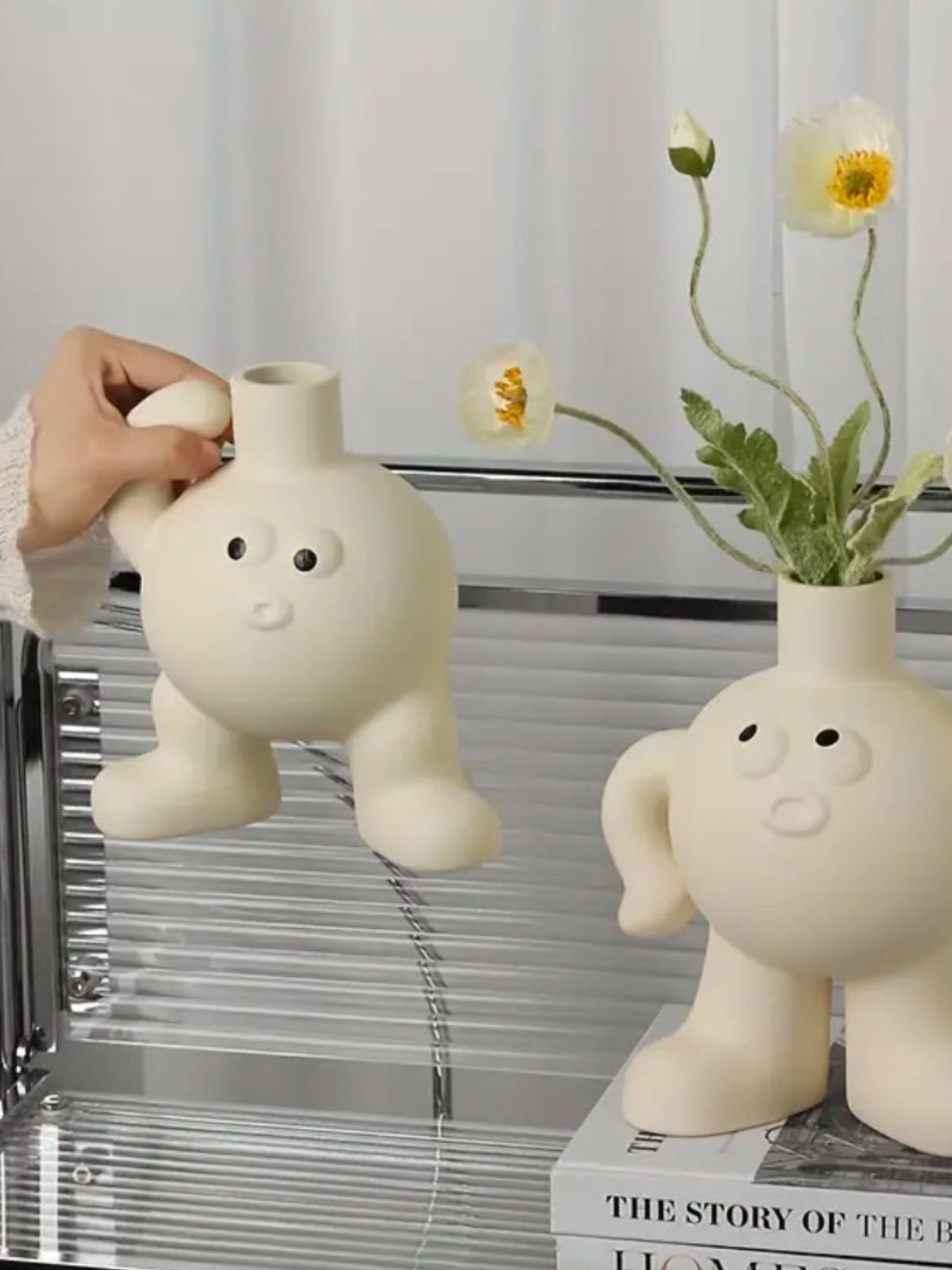 Big feet Flower vase scratching the head