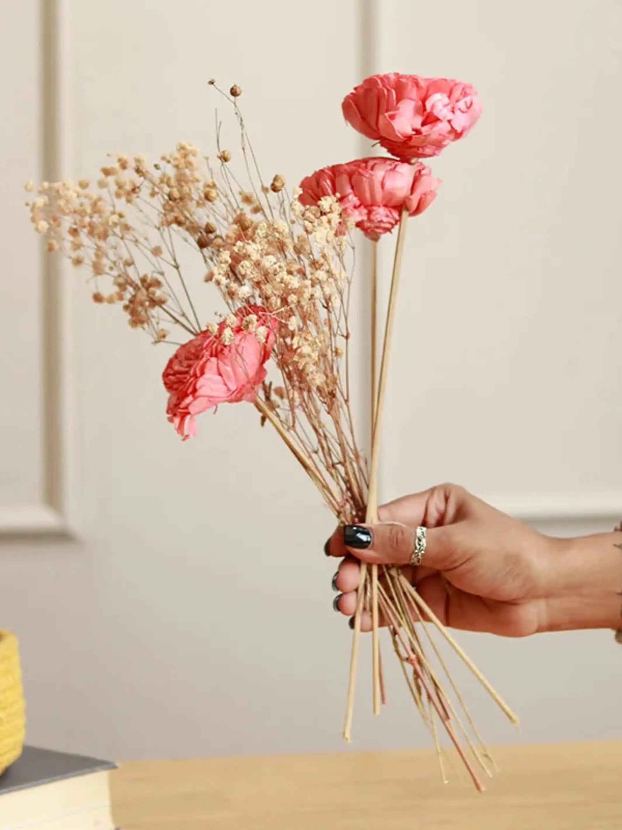 Snow White vase with harmony bunch