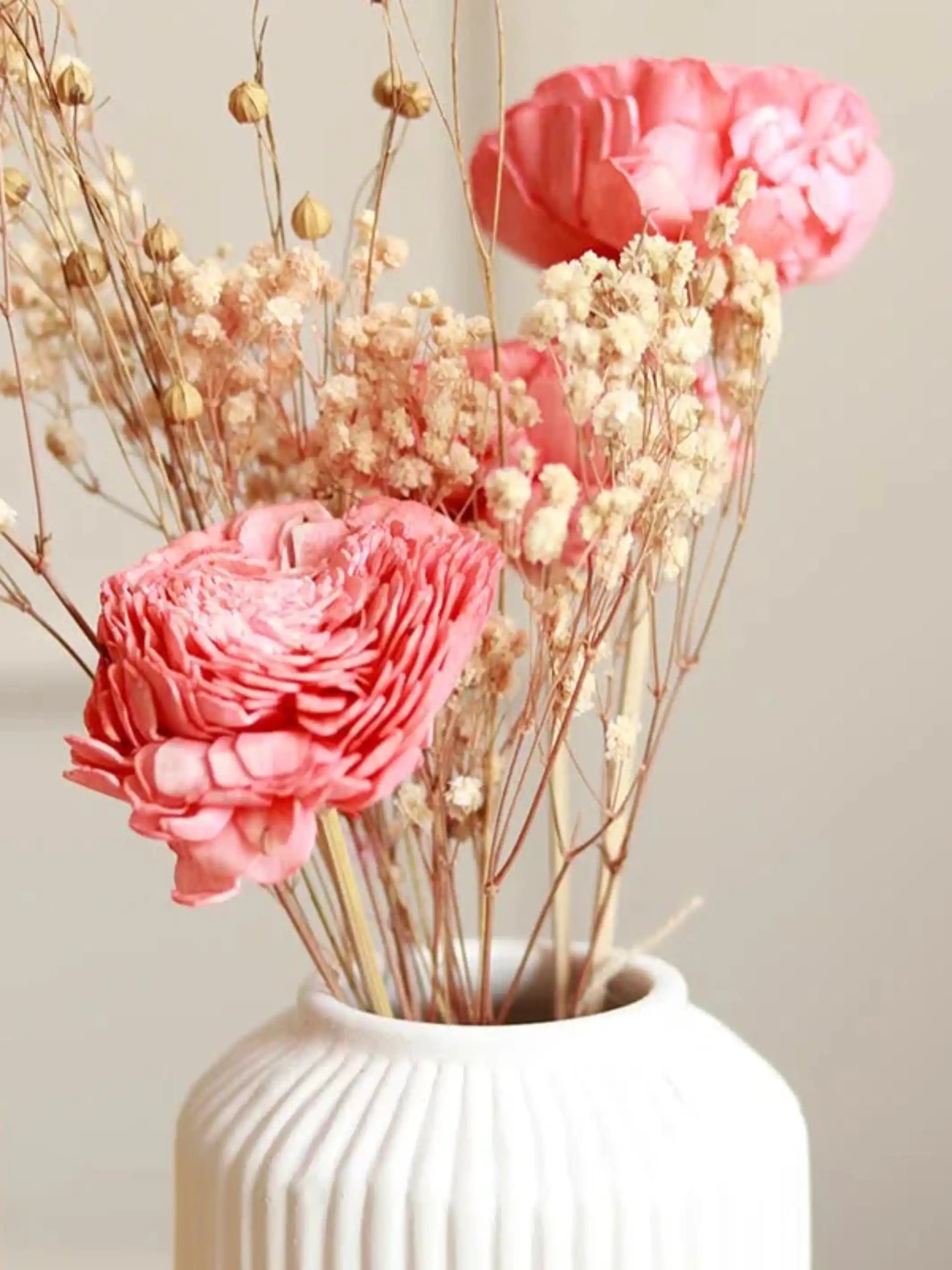 Snow White vase with harmony bunch