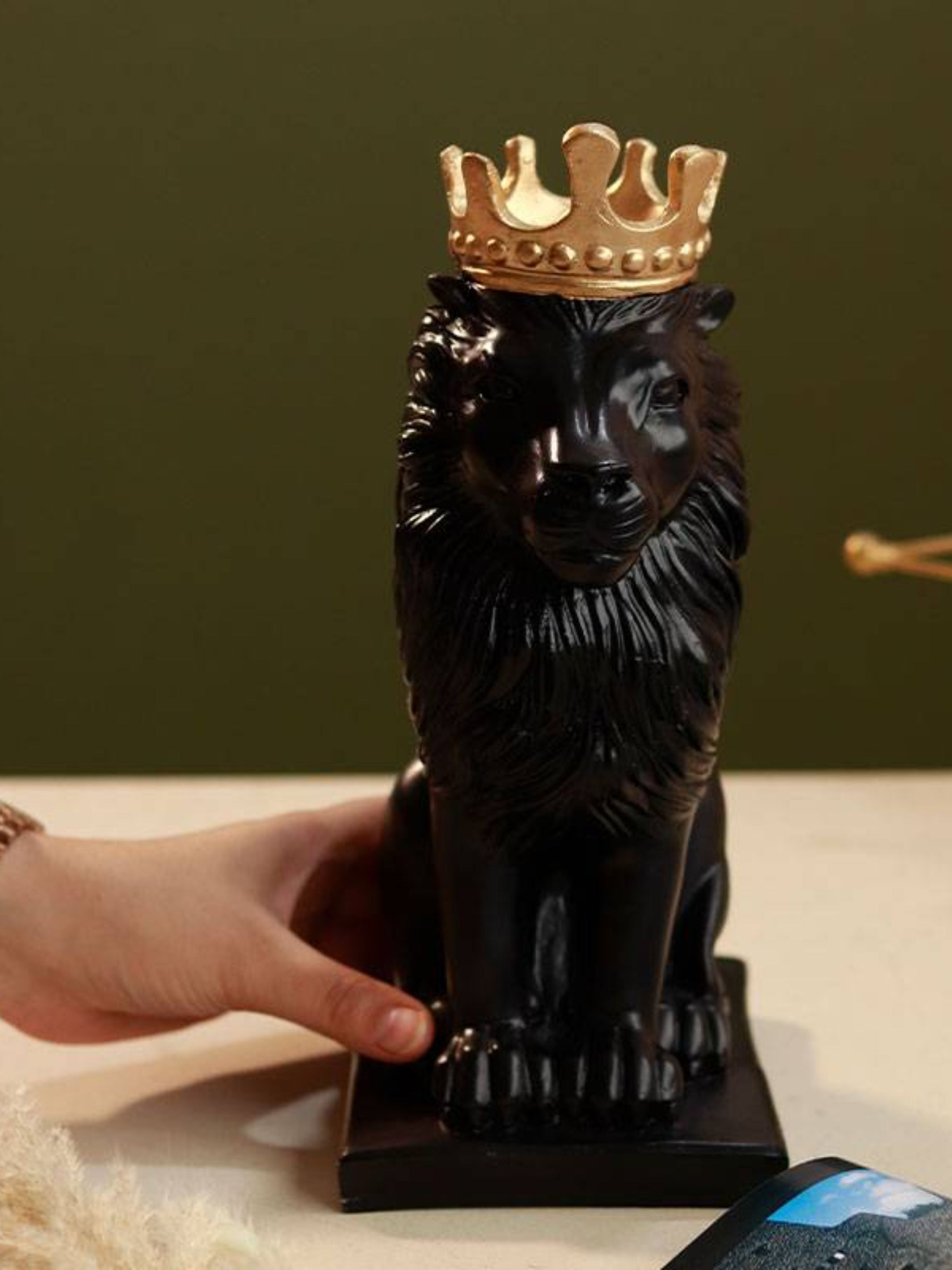 Black Lion king sculpture