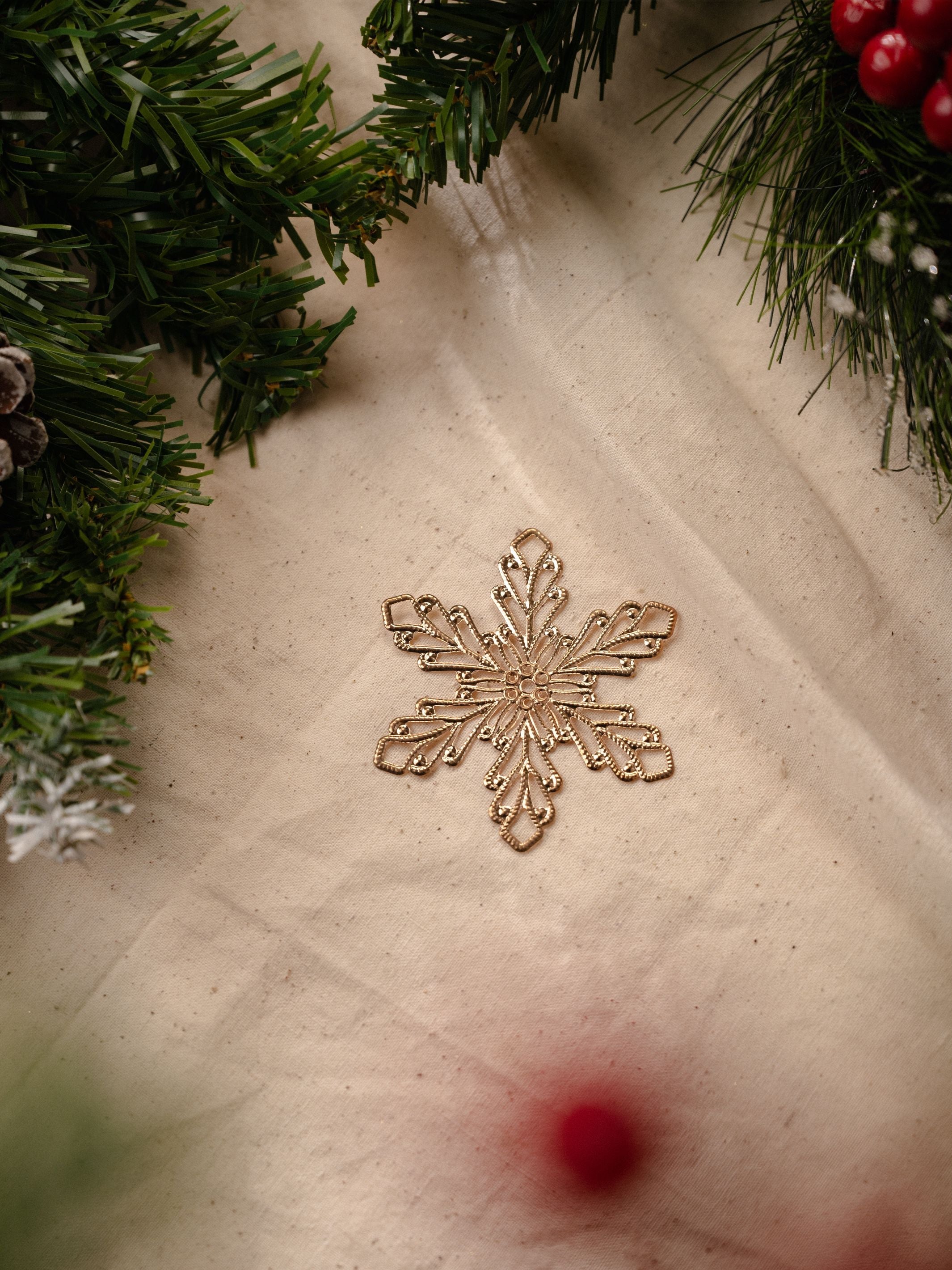 Metal Snow Flakes Golden Colour Pack Of 4