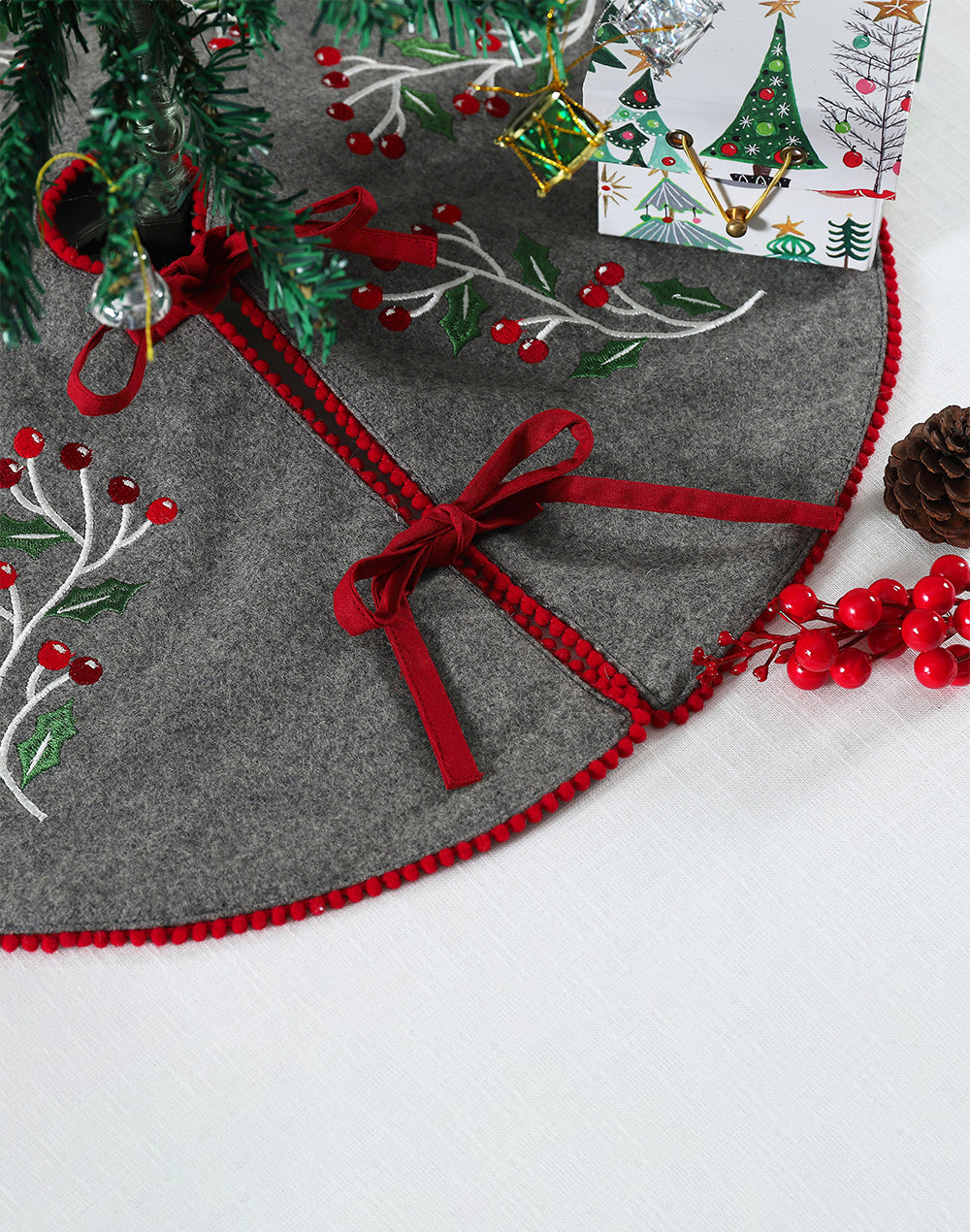 TREE SKIRT BERRY LEAVES