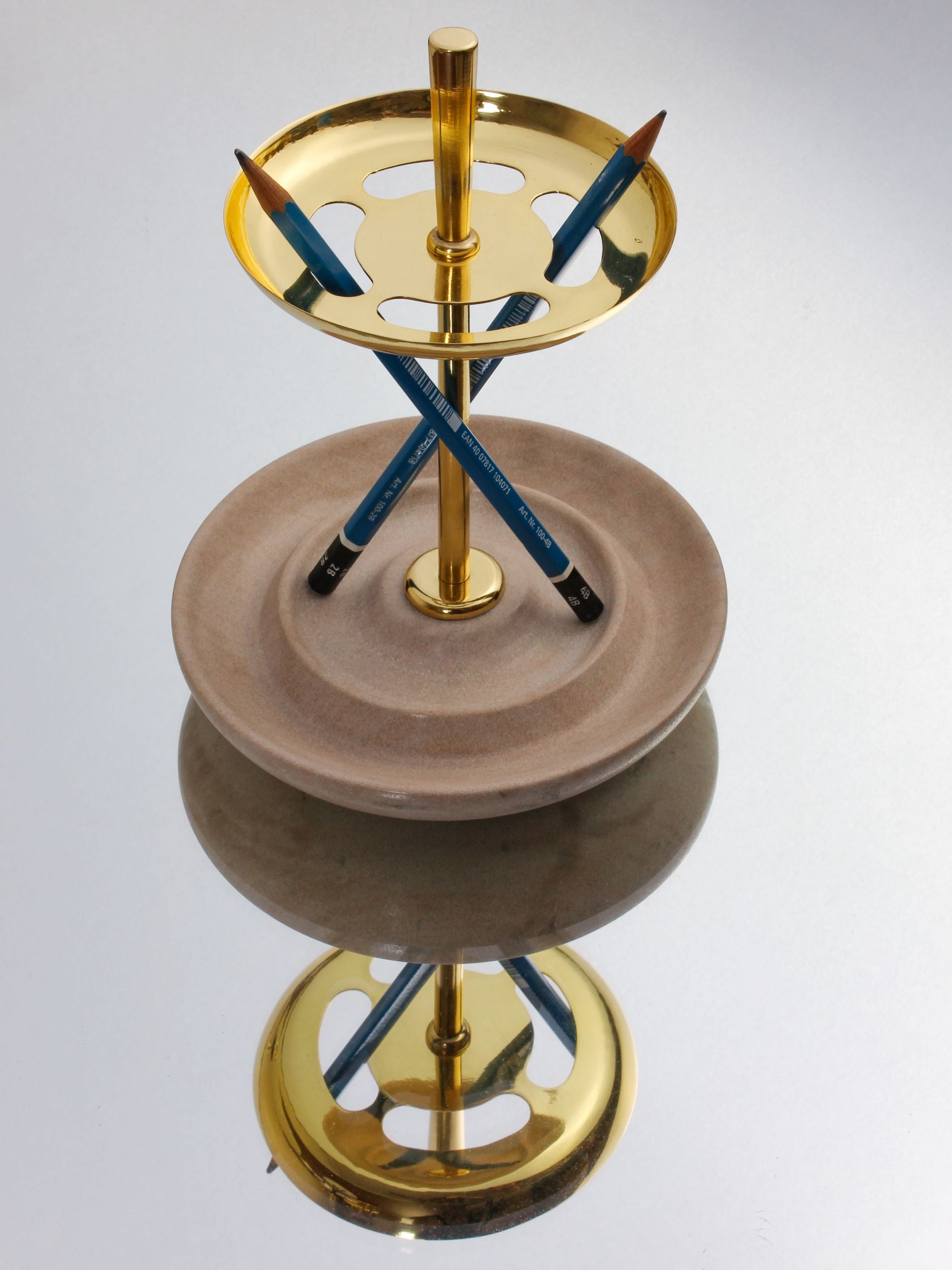 Bau Pen Stand
