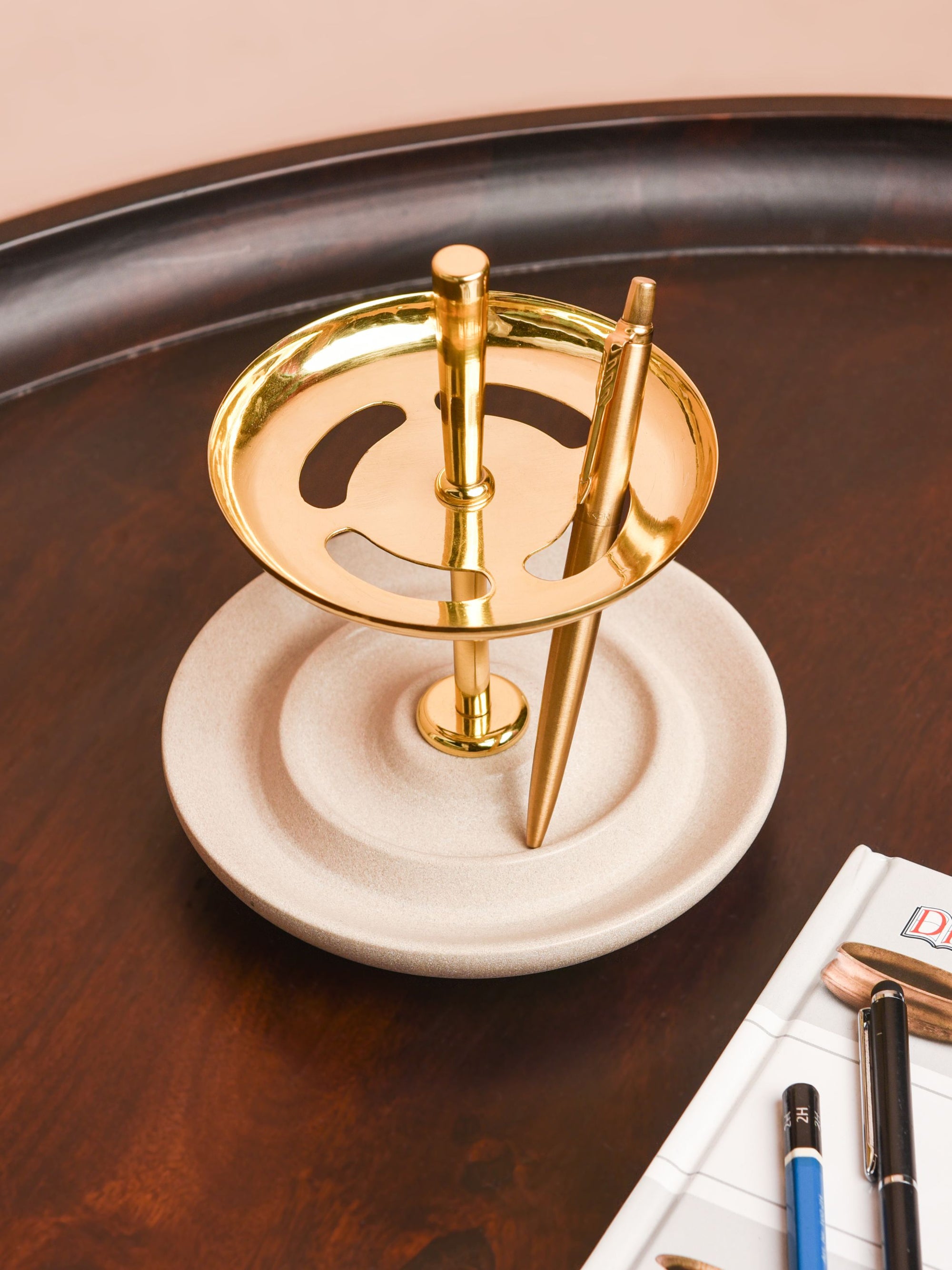 Bau Pen Stand