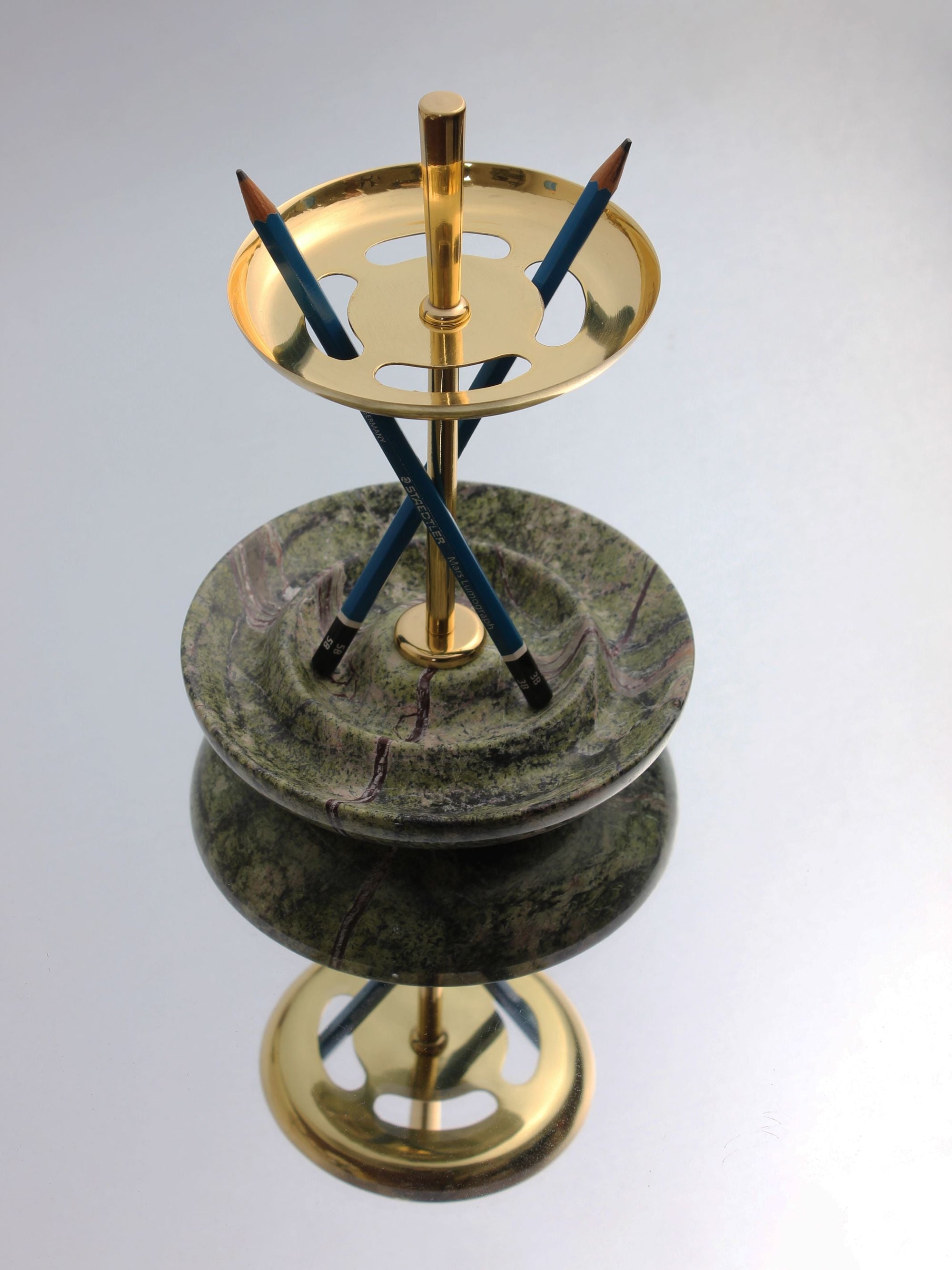 Bau Pen Stand