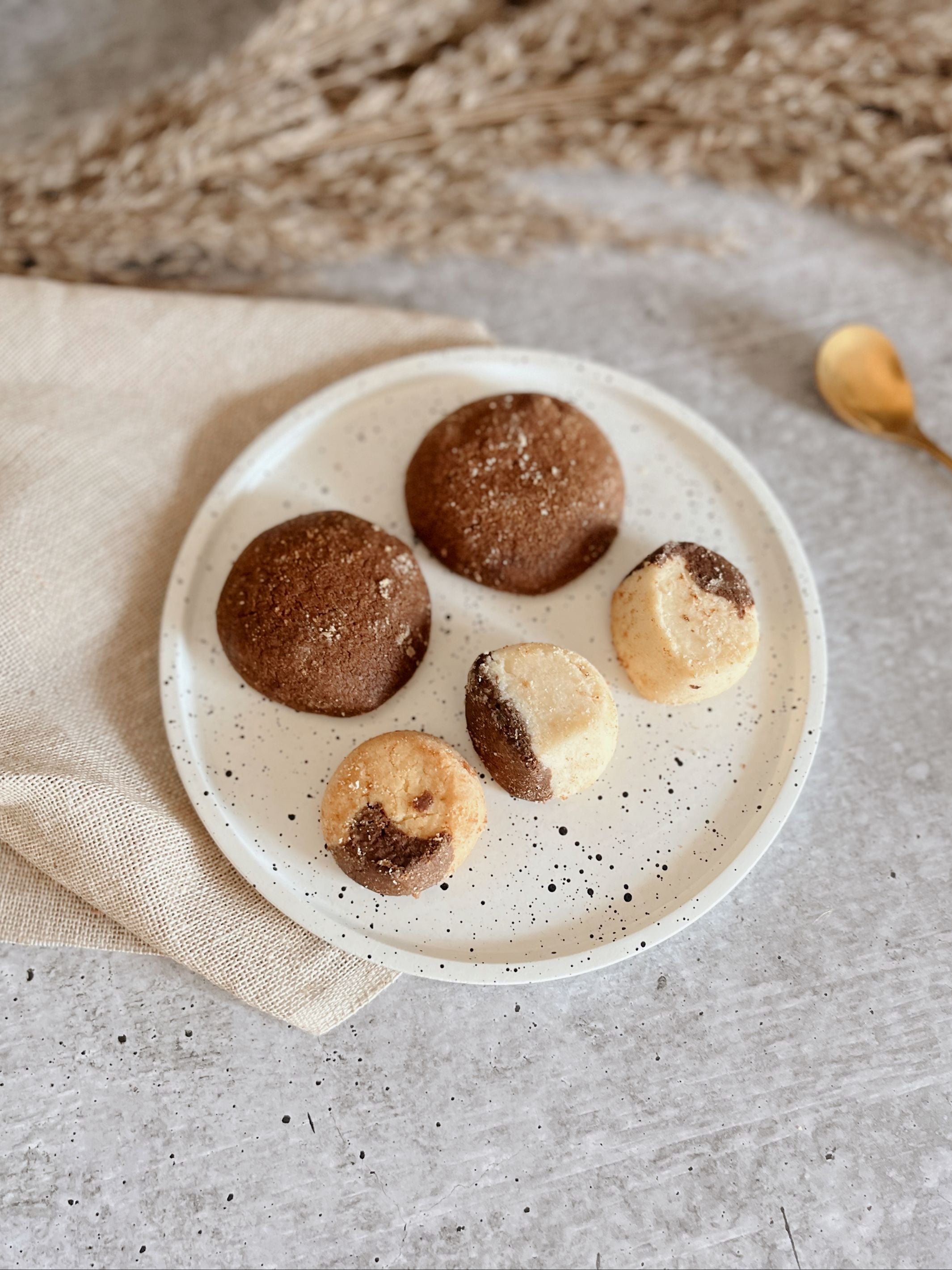 Circle Trinket Black & White