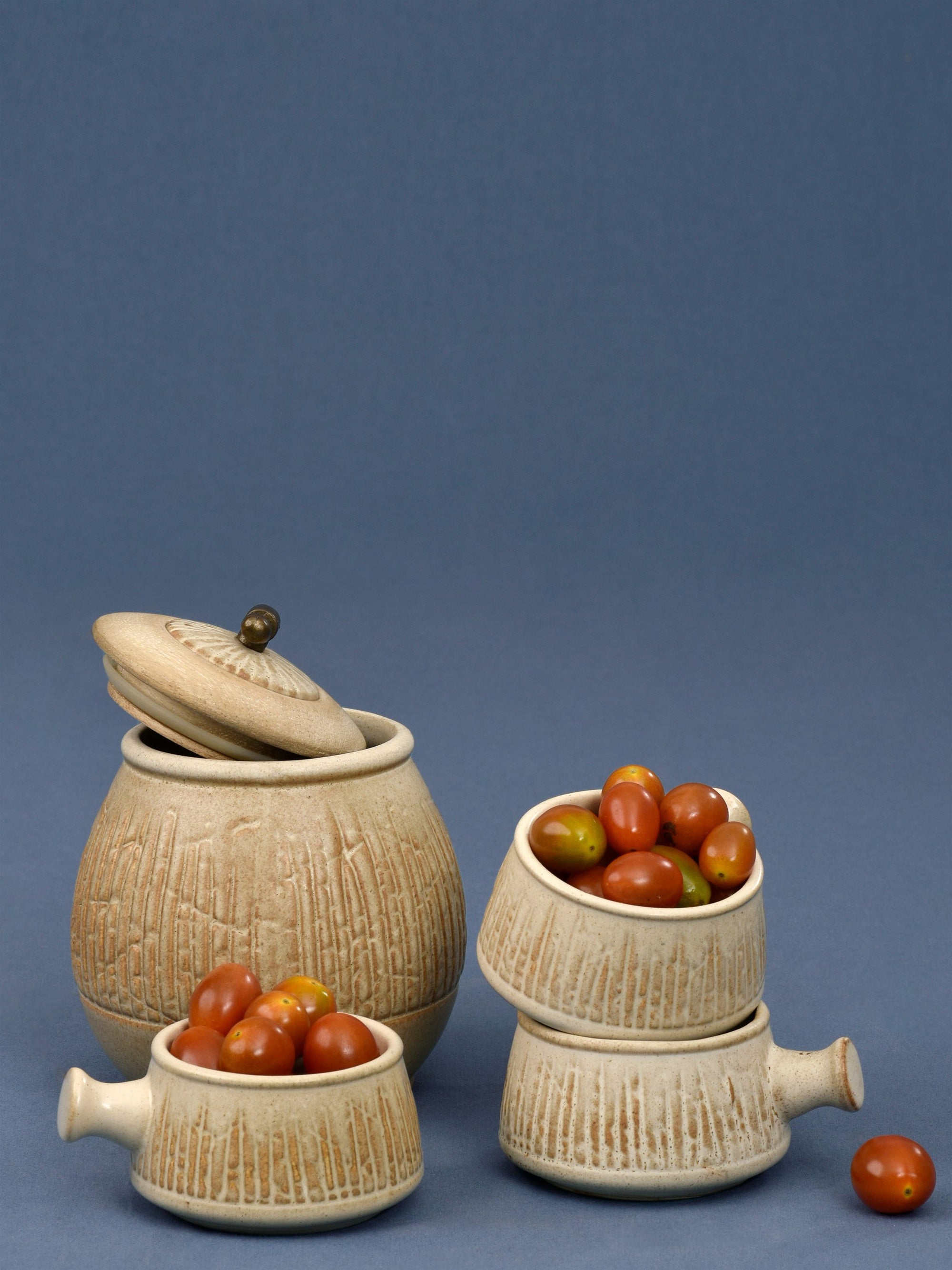 Ridged Ceramic Dip Bowl with Knob