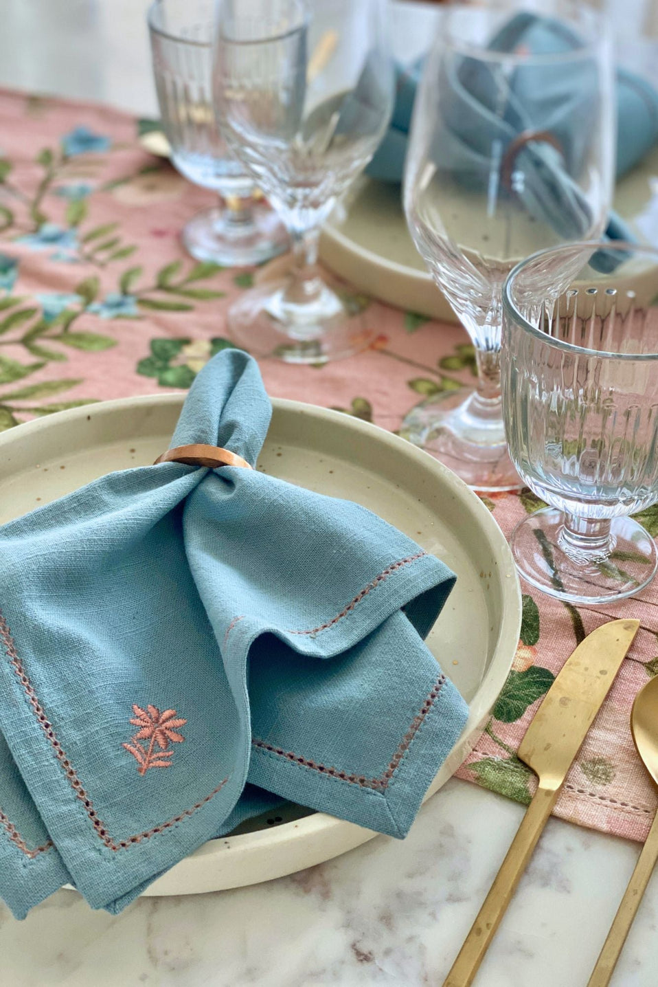 Valley Rose Gift Set-Linen Runner, Napkins & Napkin rings
