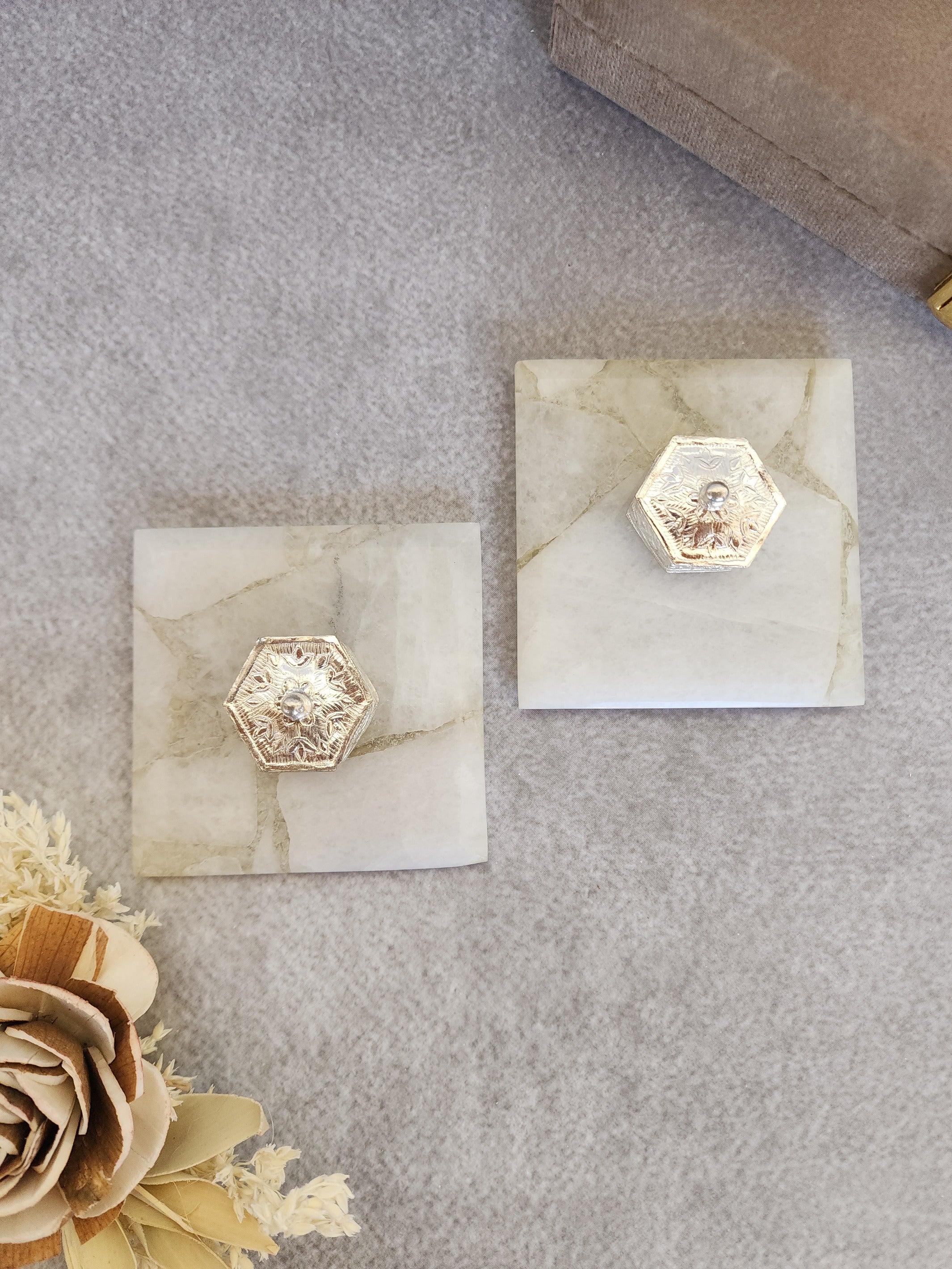 Quartz Hexagonal Kesar Elaichi Set