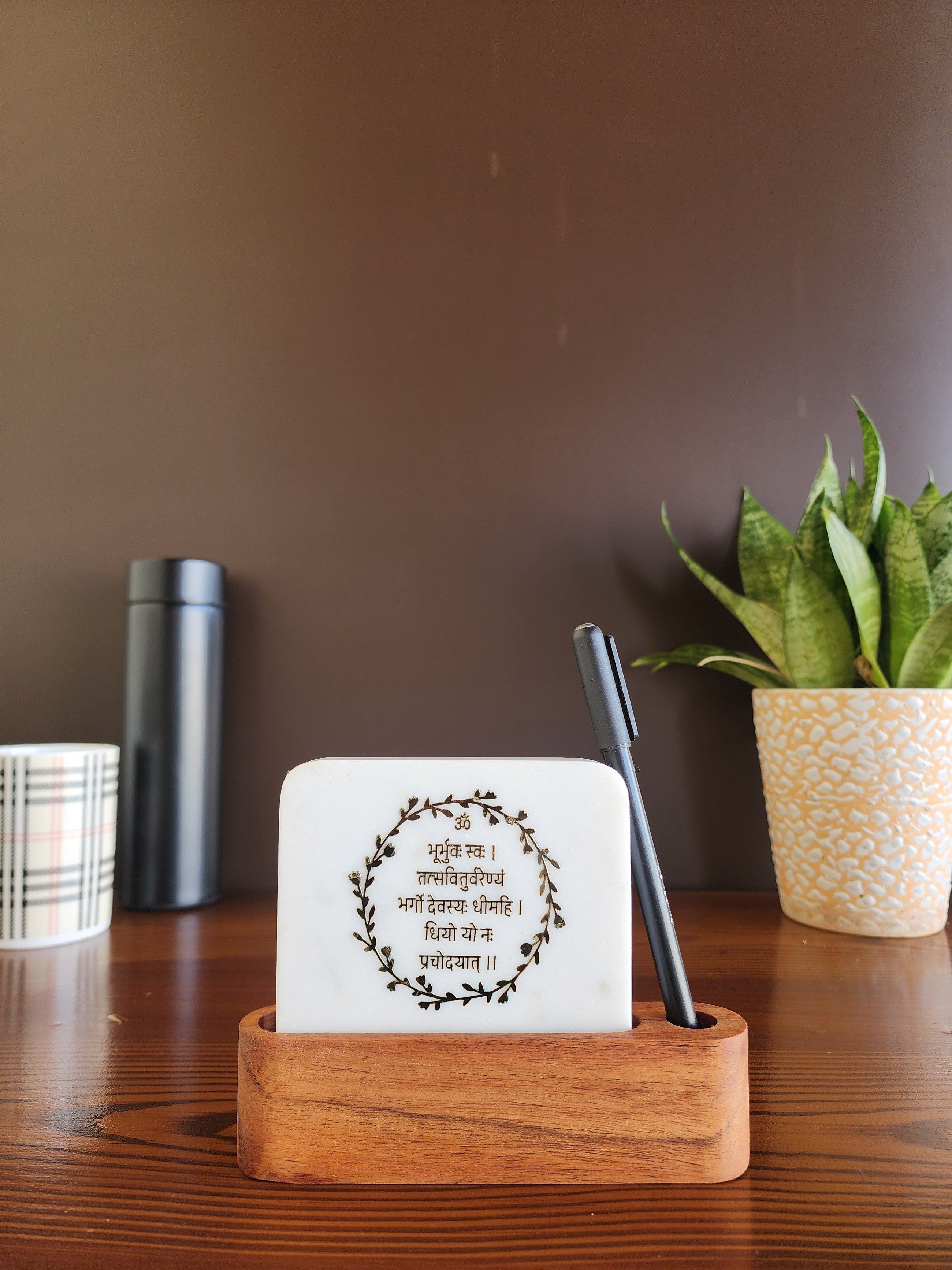 Marble décor with pen stand