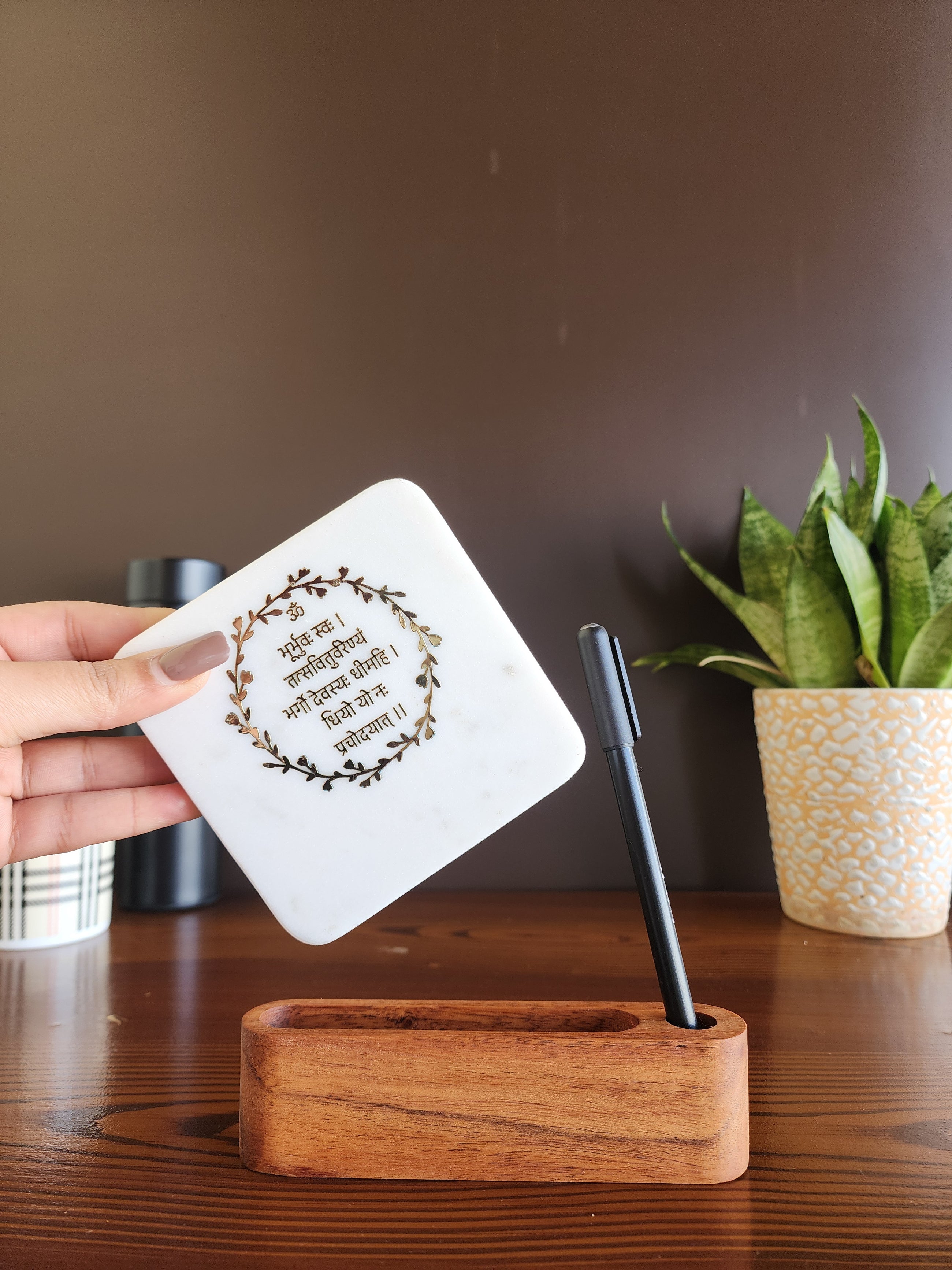 Marble décor with pen stand