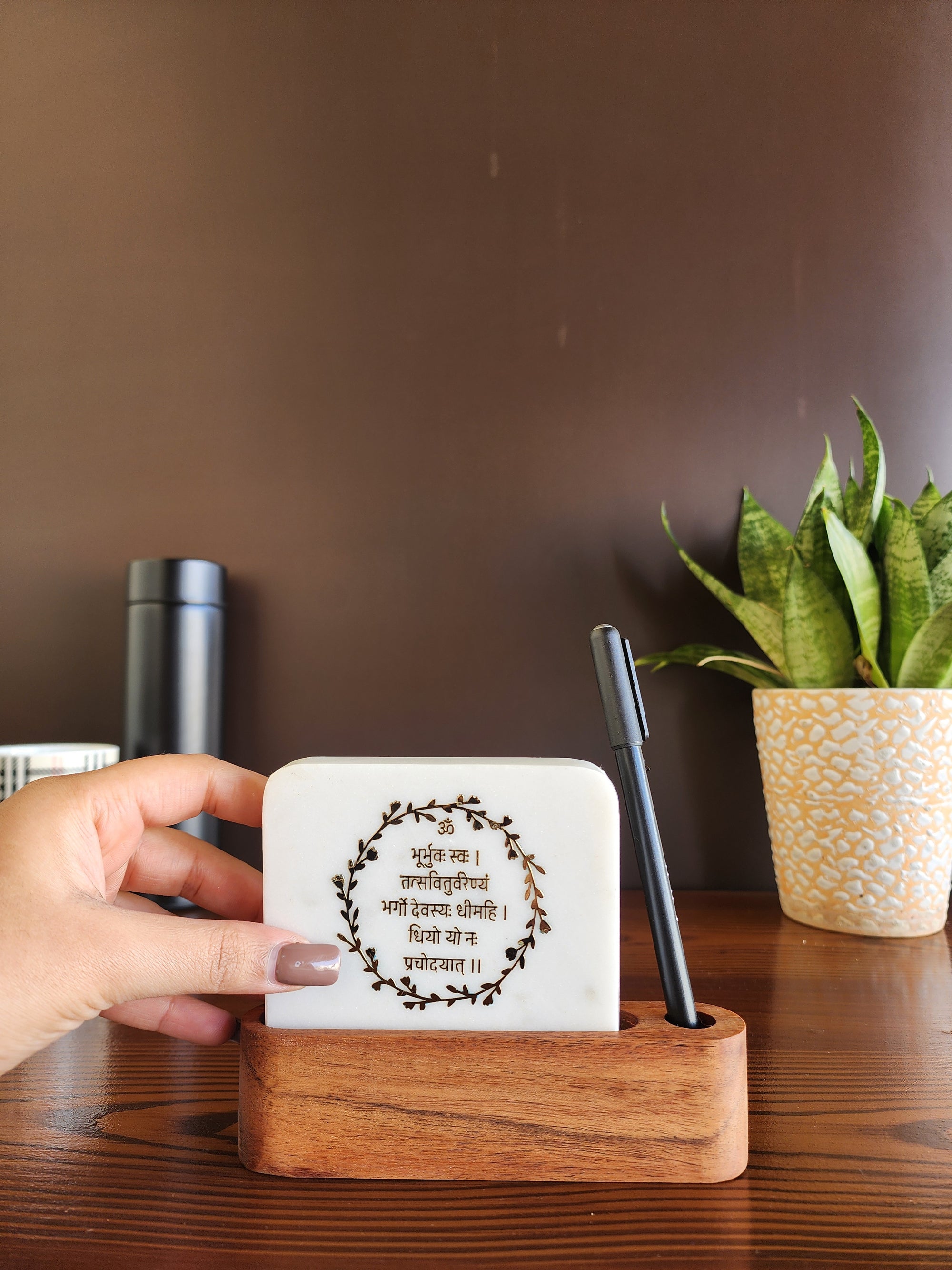 Marble décor with pen stand