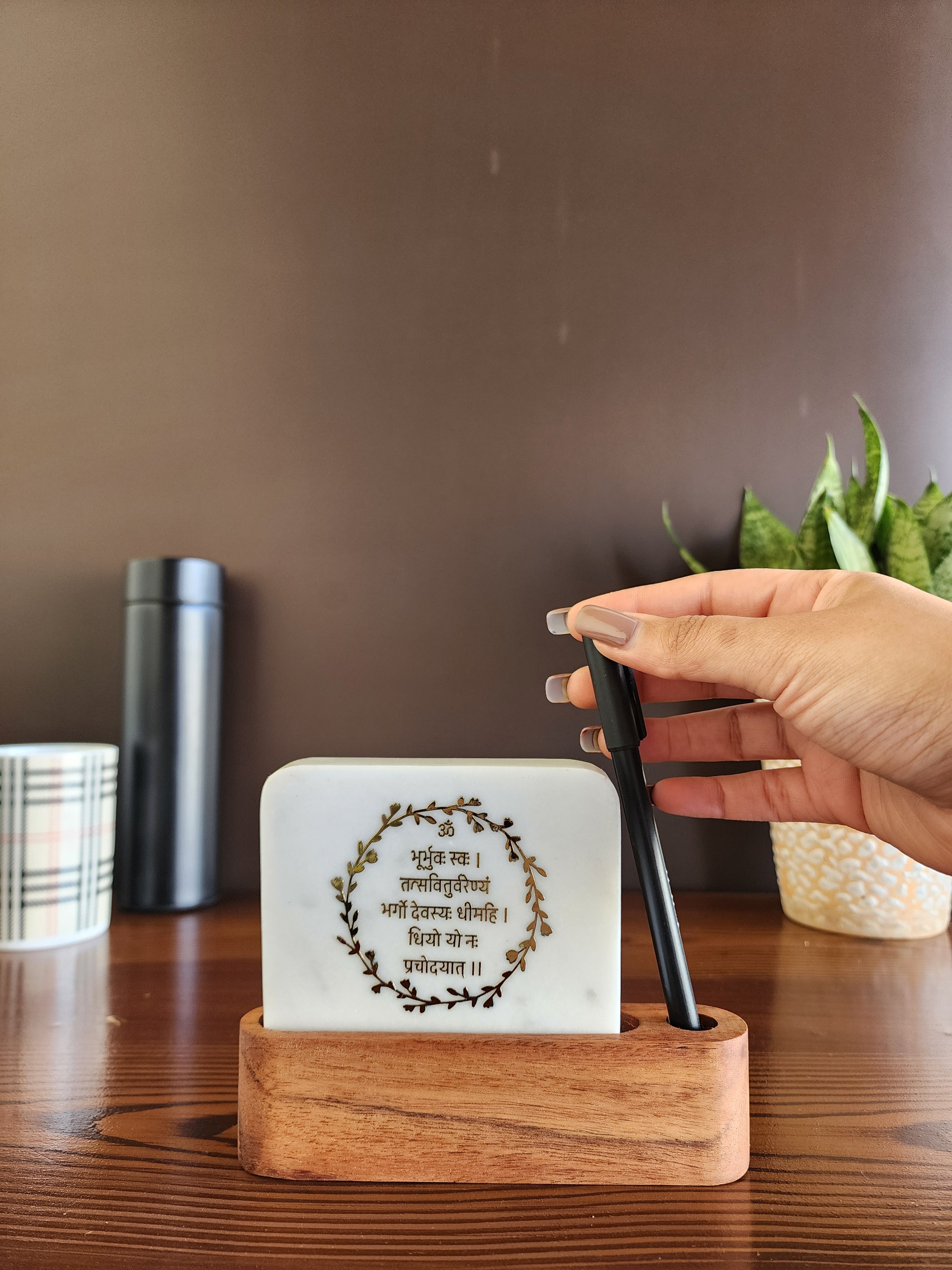 Marble décor with pen stand