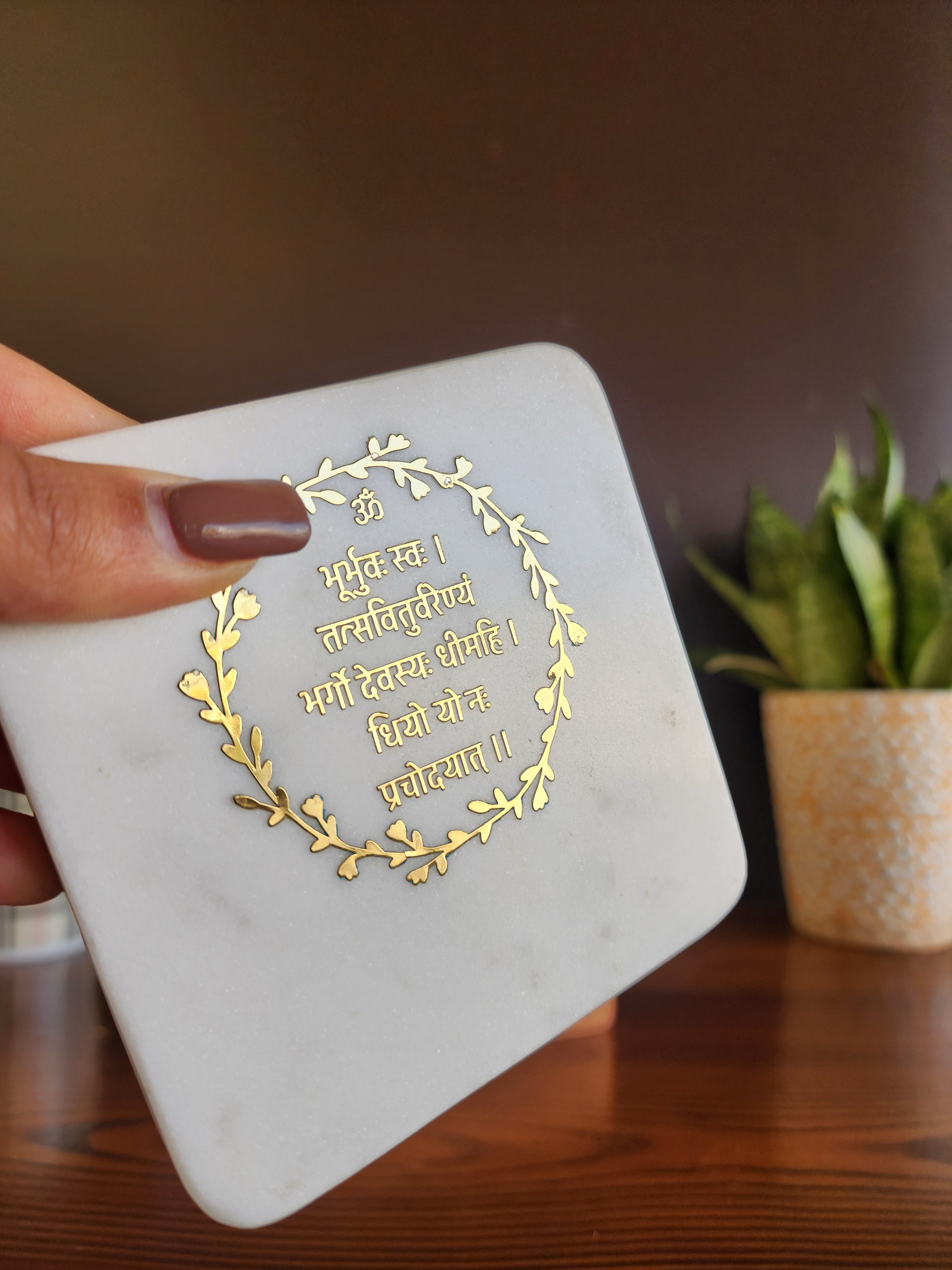 Marble décor with pen stand
