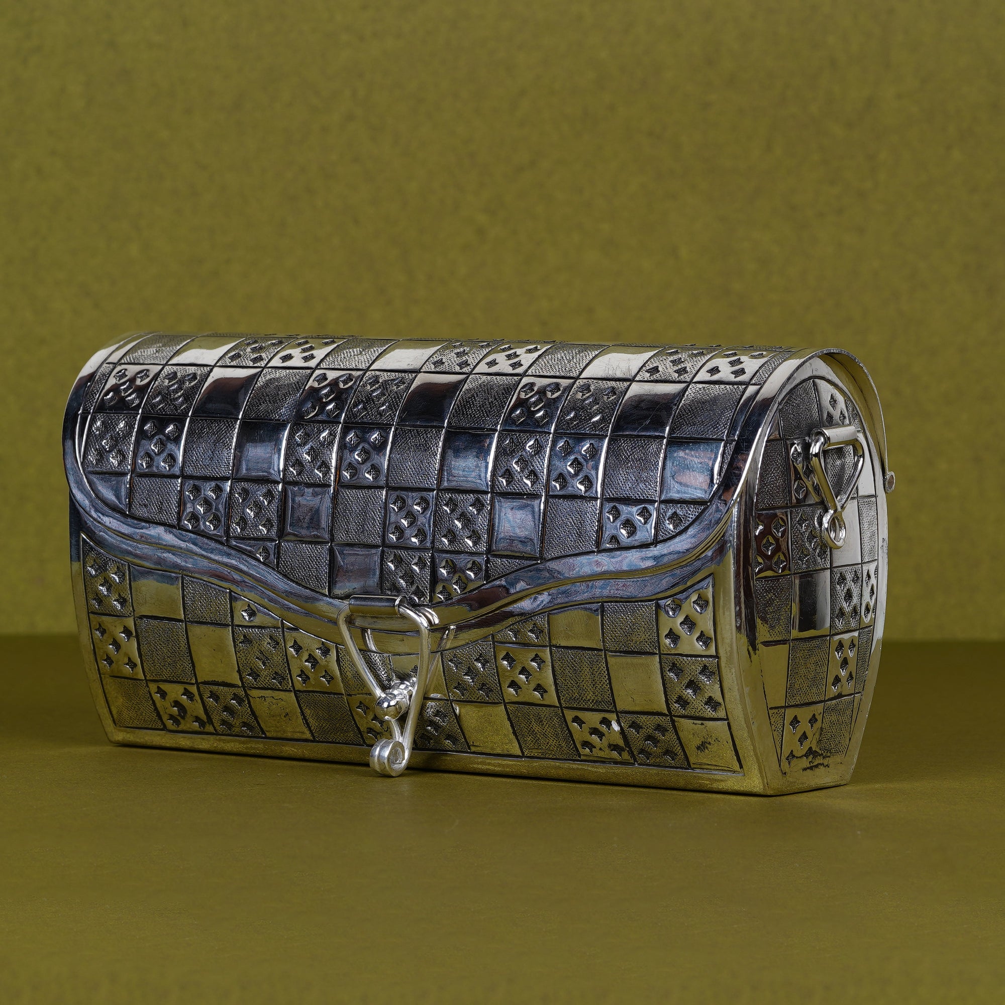 Chequered Silver Clutch Box – A Masterpiece of Modern Craft