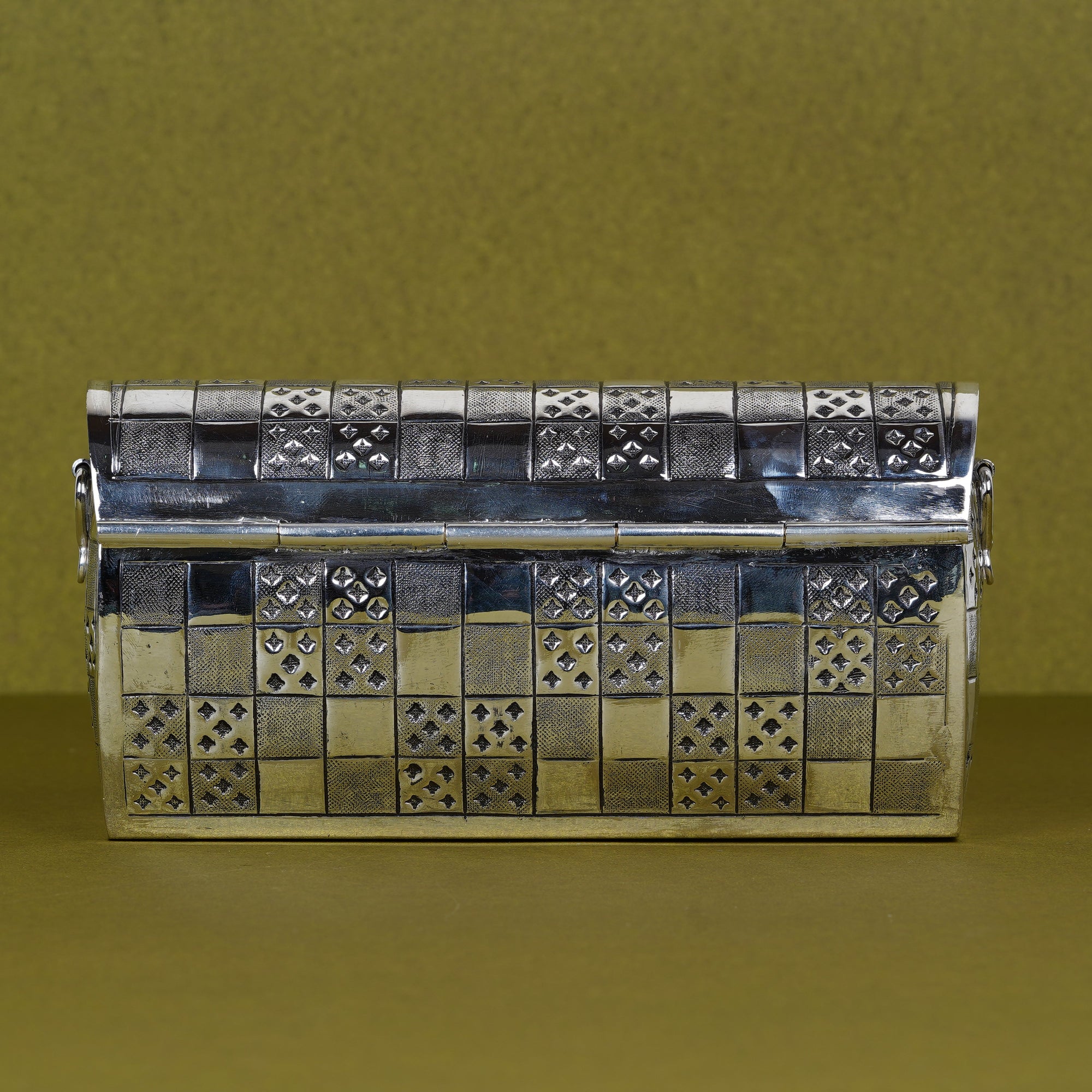 Chequered Silver Clutch Box – A Masterpiece of Modern Craft