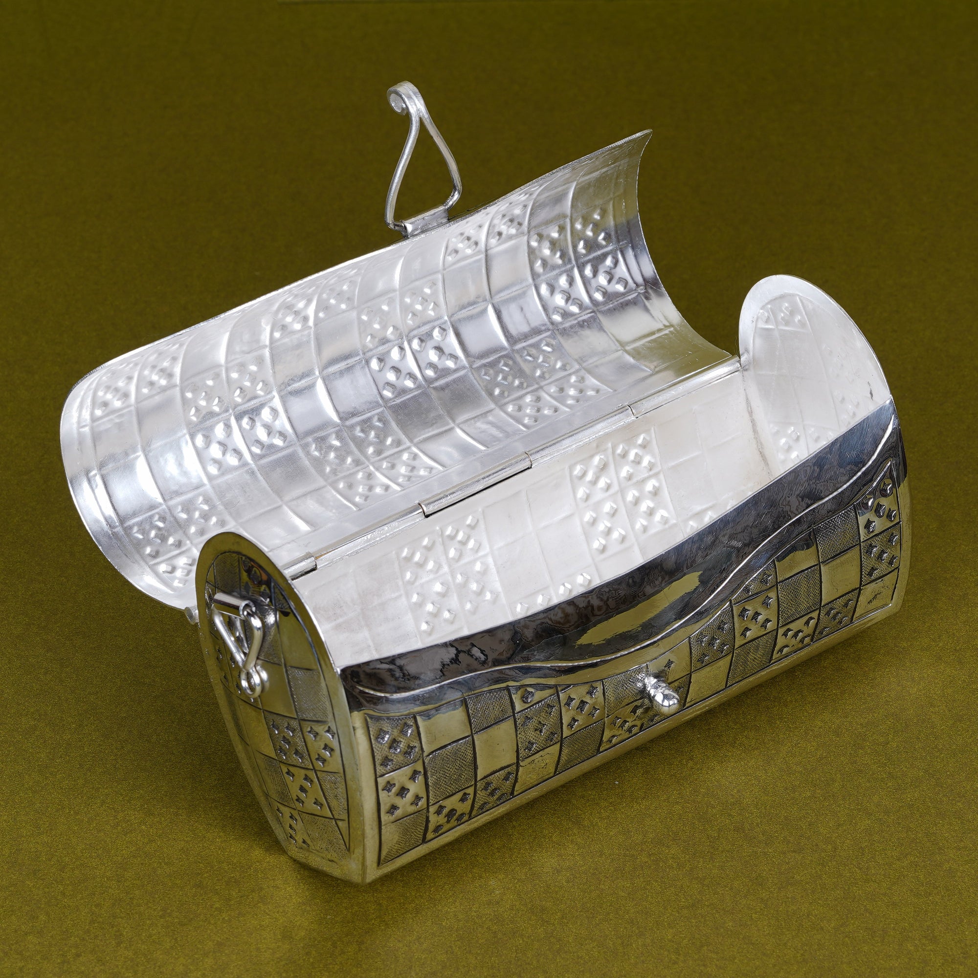 Chequered Silver Clutch Box – A Masterpiece of Modern Craft