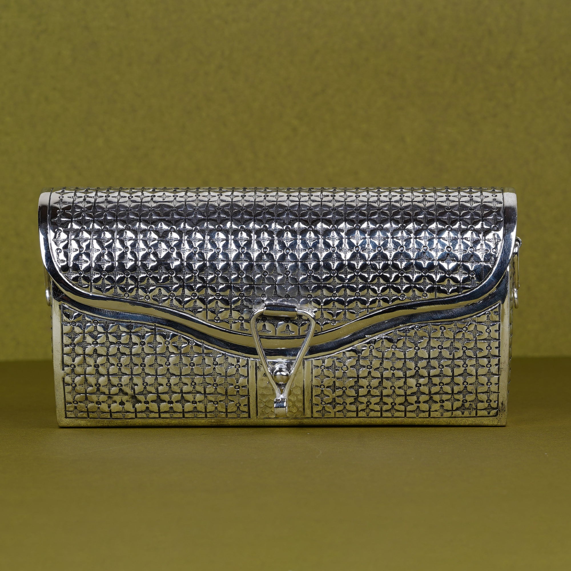 Silver Textured Clutch Box – The Art of Timeless Glamour