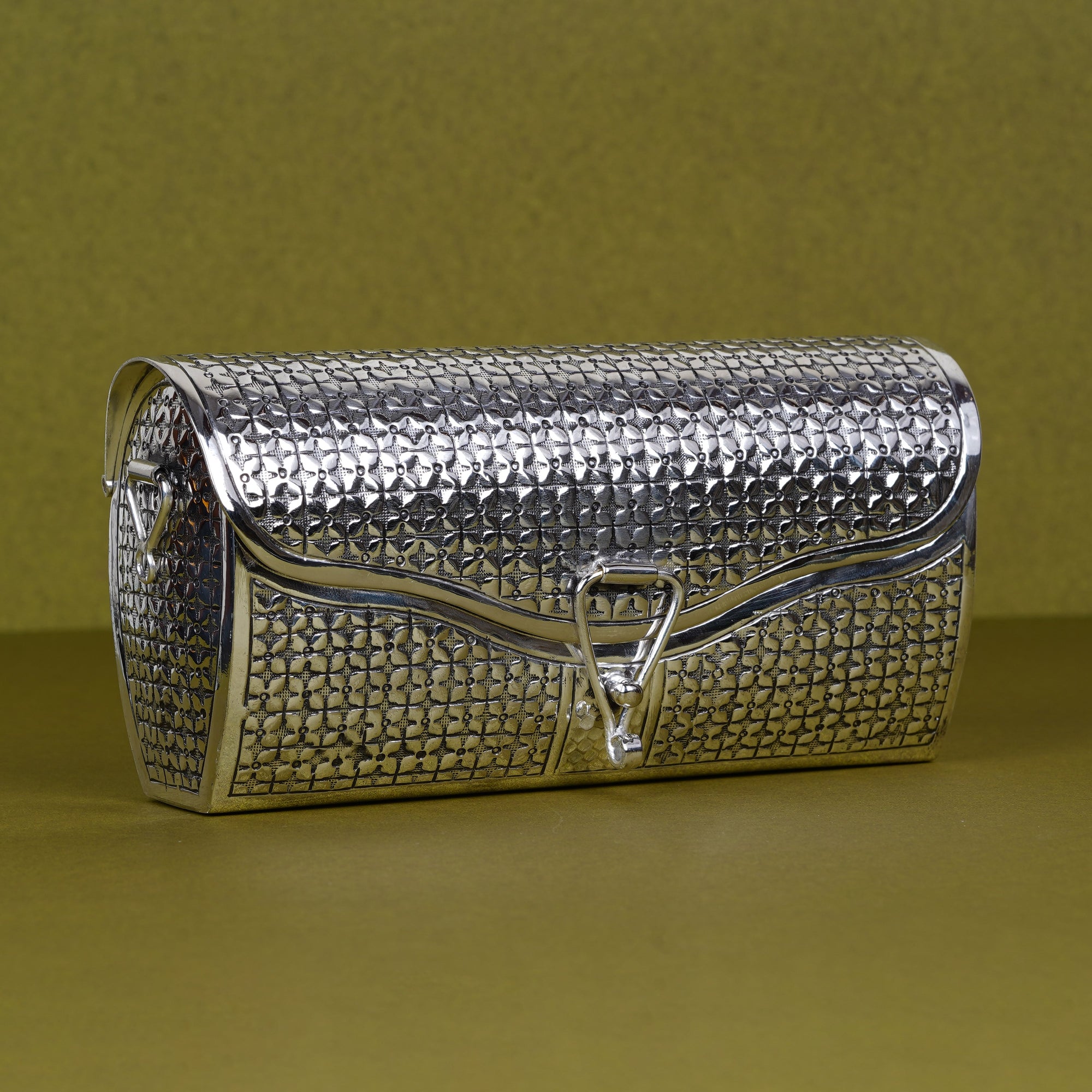 Silver Textured Clutch Box – The Art of Timeless Glamour