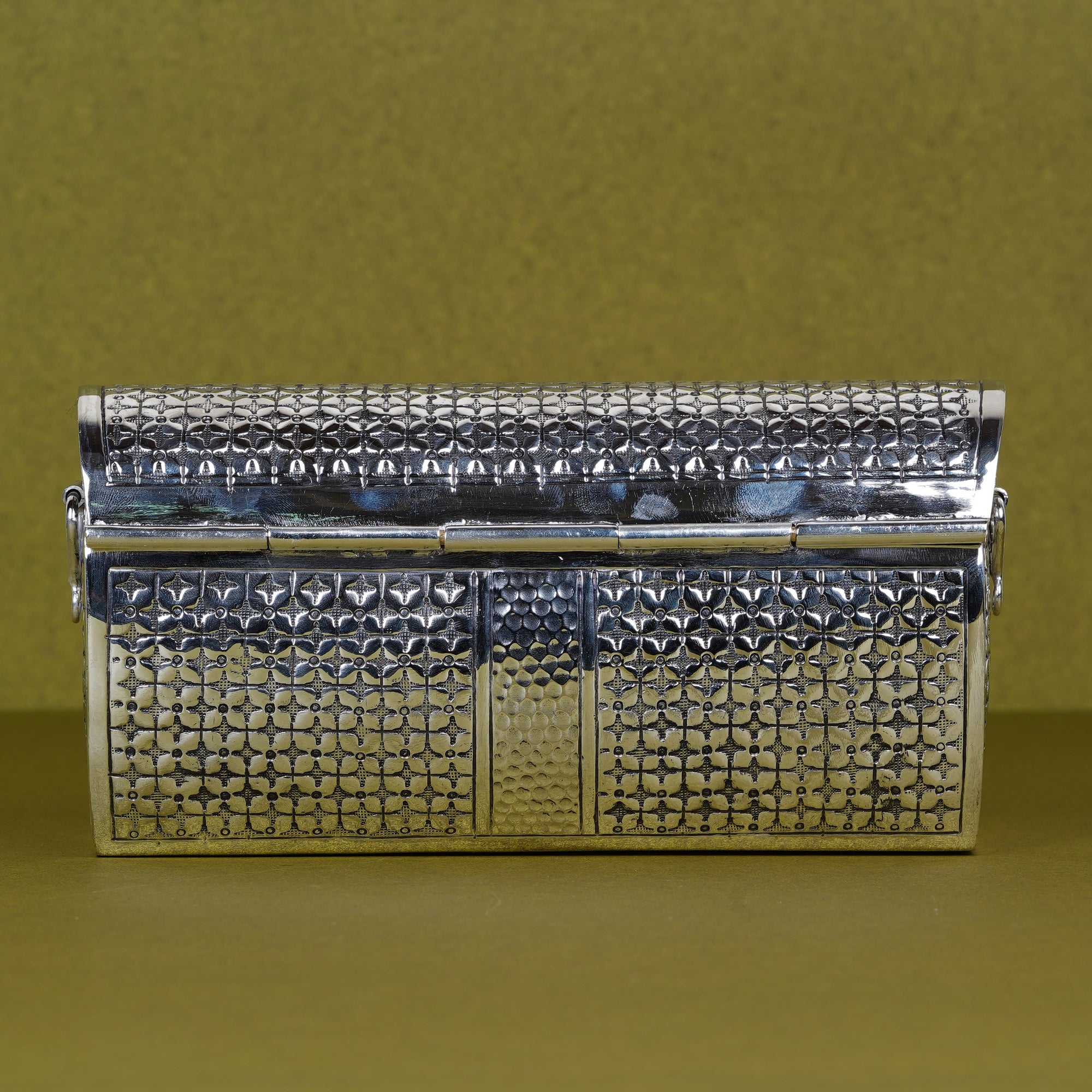Silver Textured Clutch Box – The Art of Timeless Glamour
