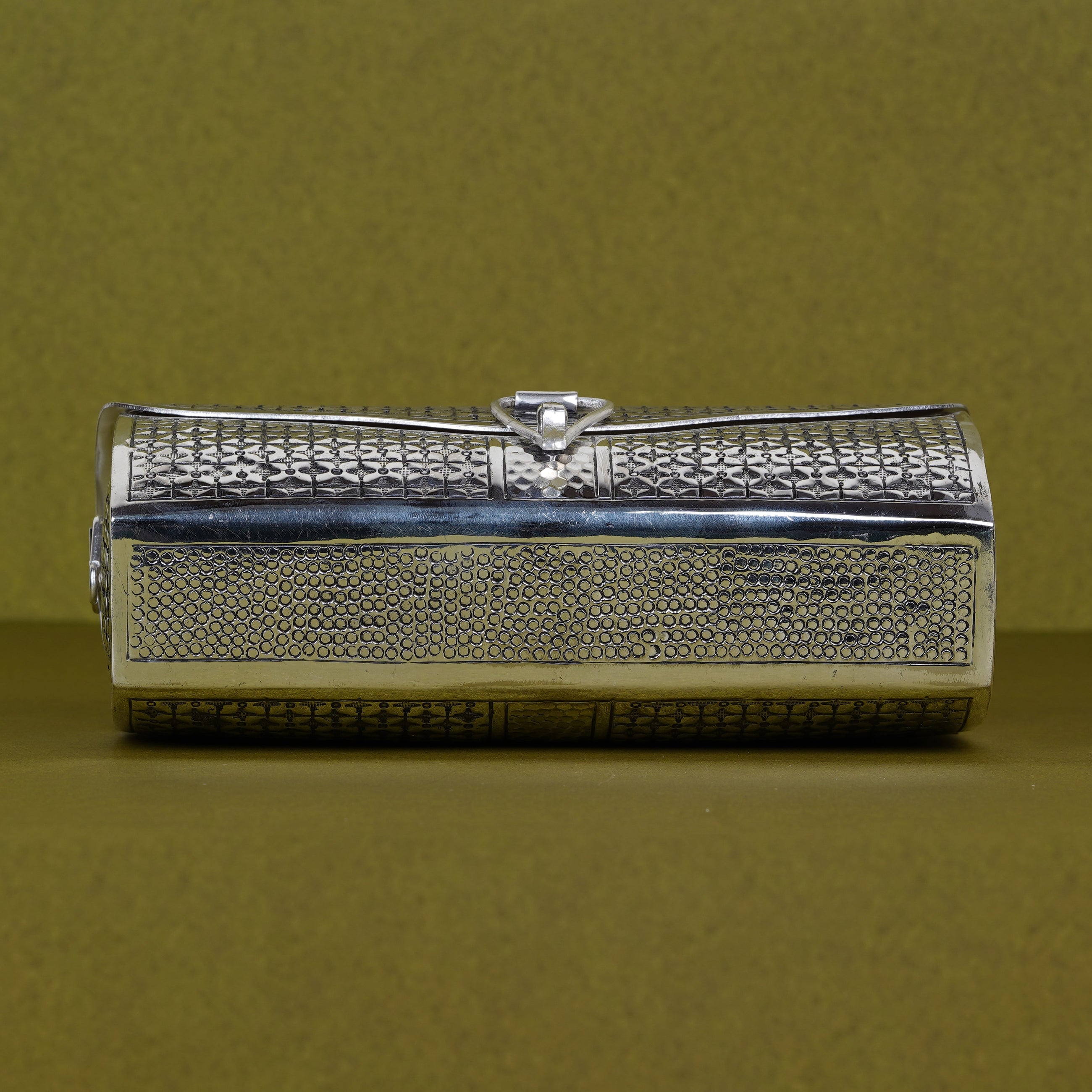 Silver Textured Clutch Box – The Art of Timeless Glamour