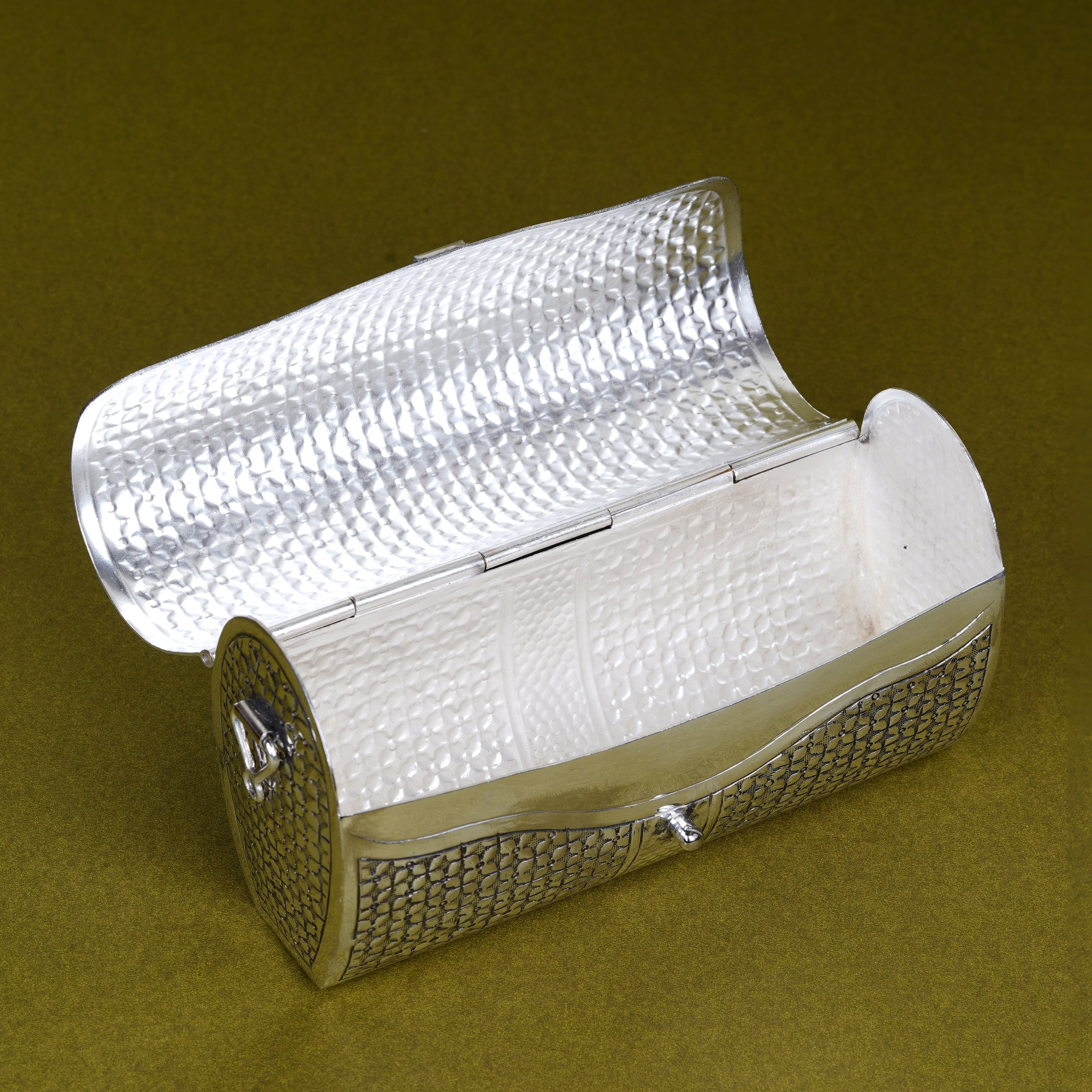 Silver Textured Clutch Box – The Art of Timeless Glamour
