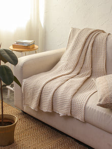 Sandakphu Photoframe & Karakoram Throw Gift Box (Multi)