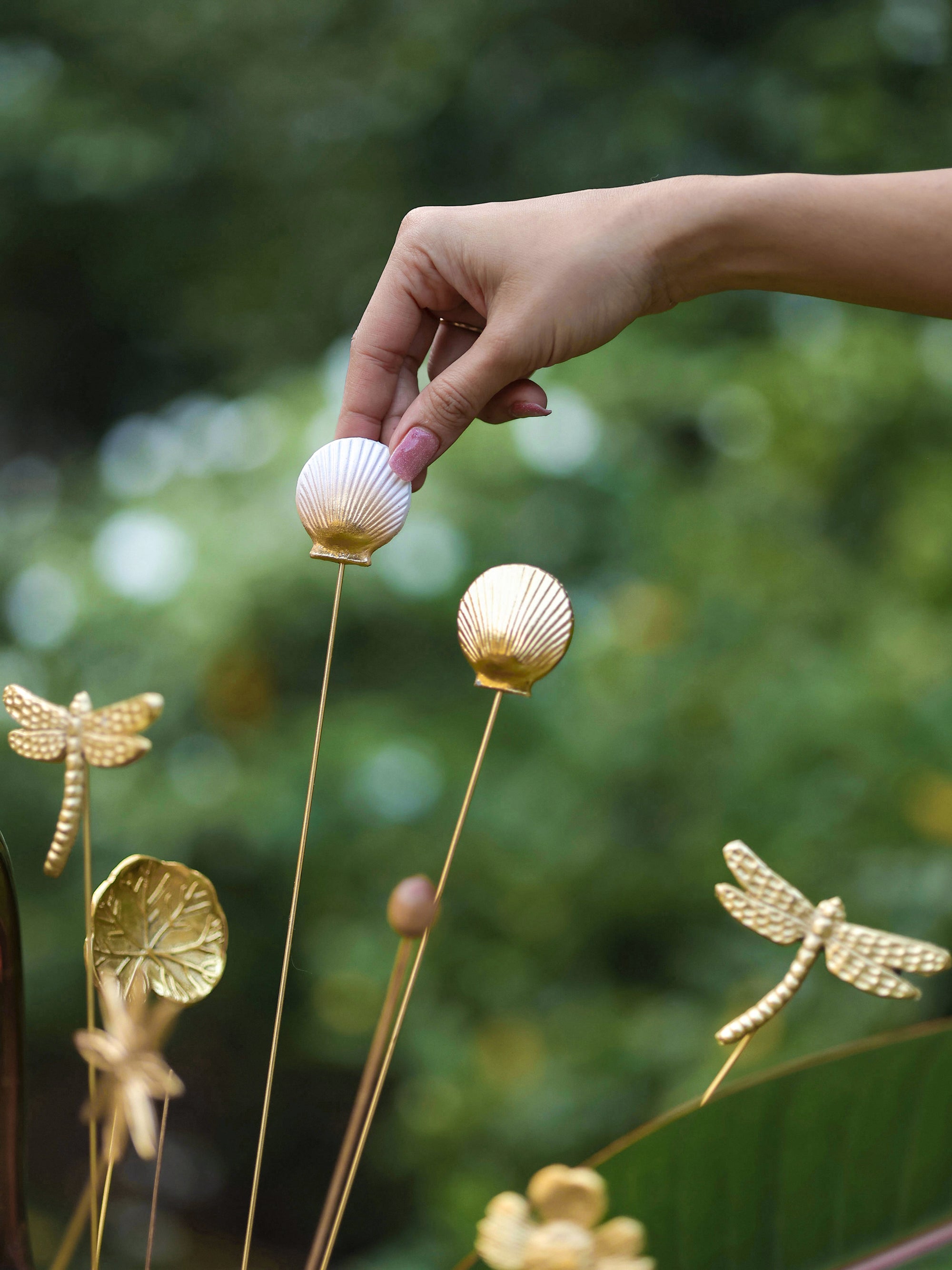 Golden White Seashells Metal Sticks