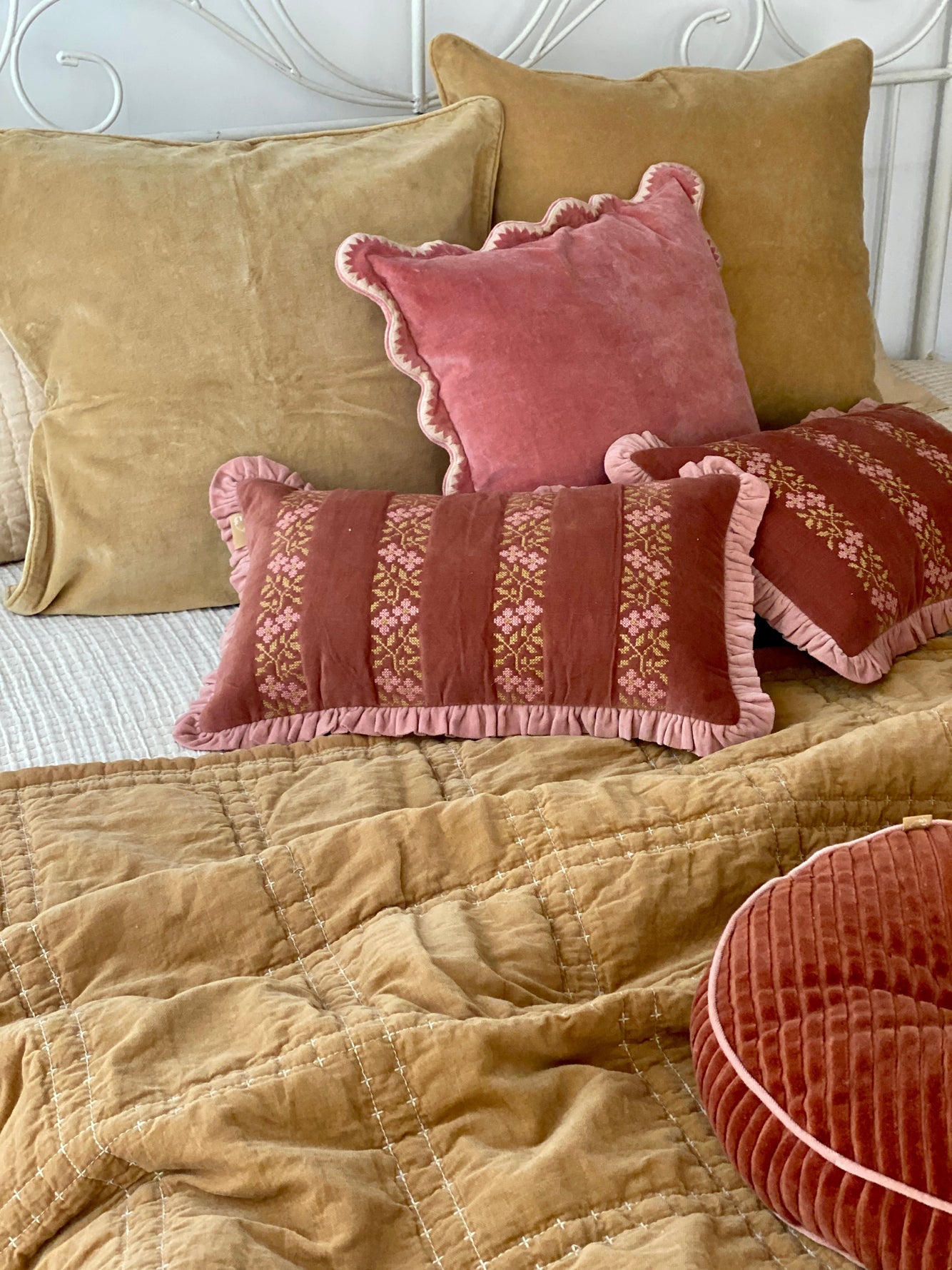 Checker Sand Velvet Embroidered Quilt