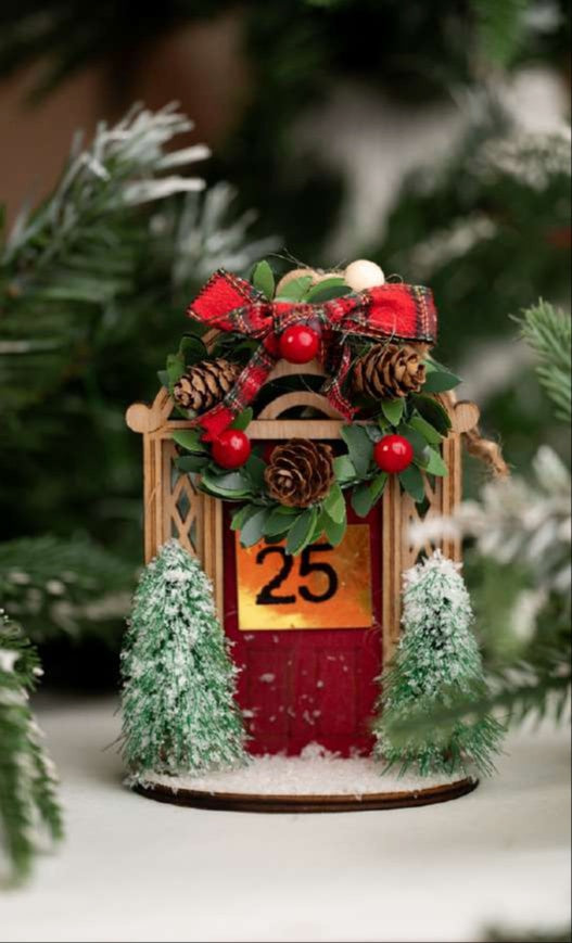 Miniature Wooden Christmas Door with 25 & Wreath_CC84