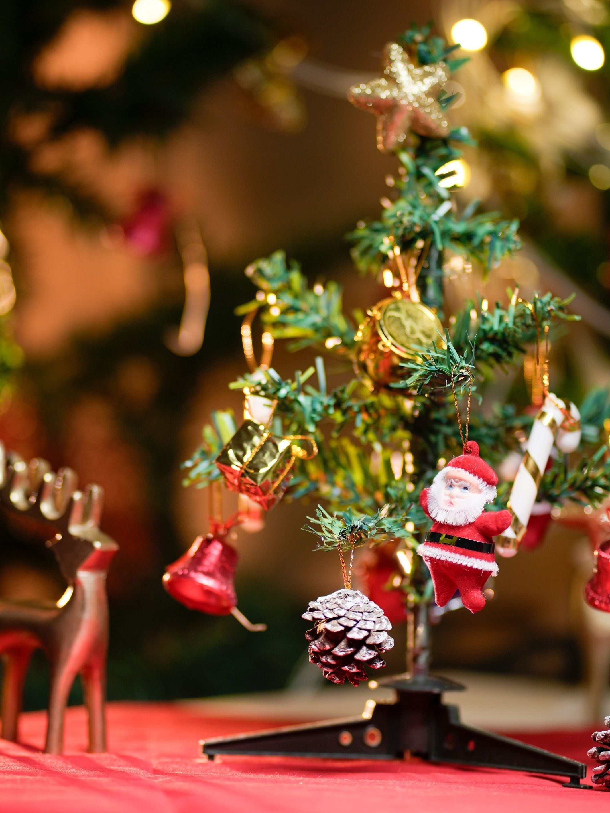 Mini foldable christmas tree with 10 ornaments