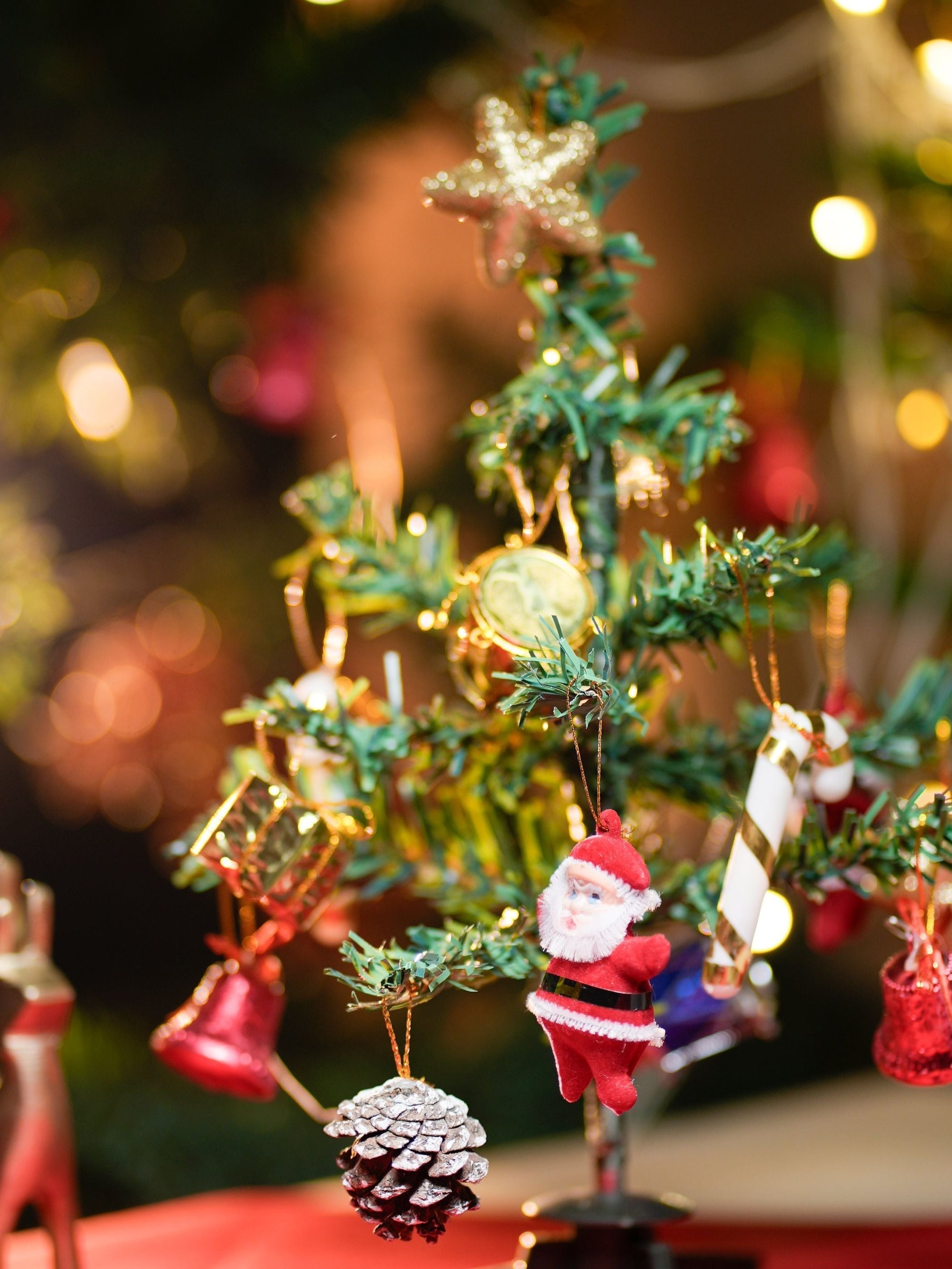 Mini foldable christmas tree with 10 ornaments