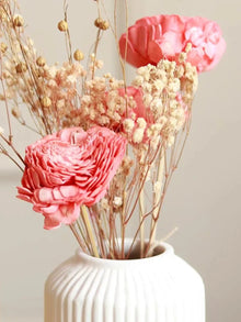 Snow White vase with harmony bunch
