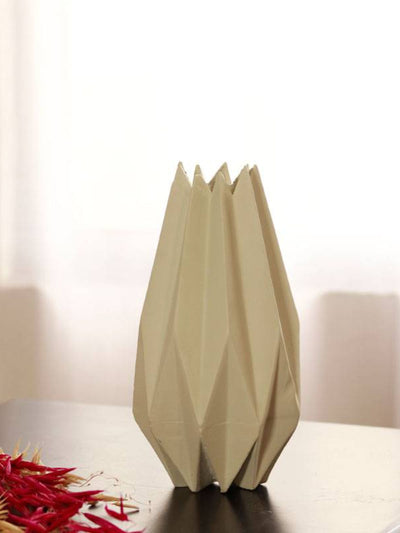 Geometrical zen vase white with cherry charm bunch
