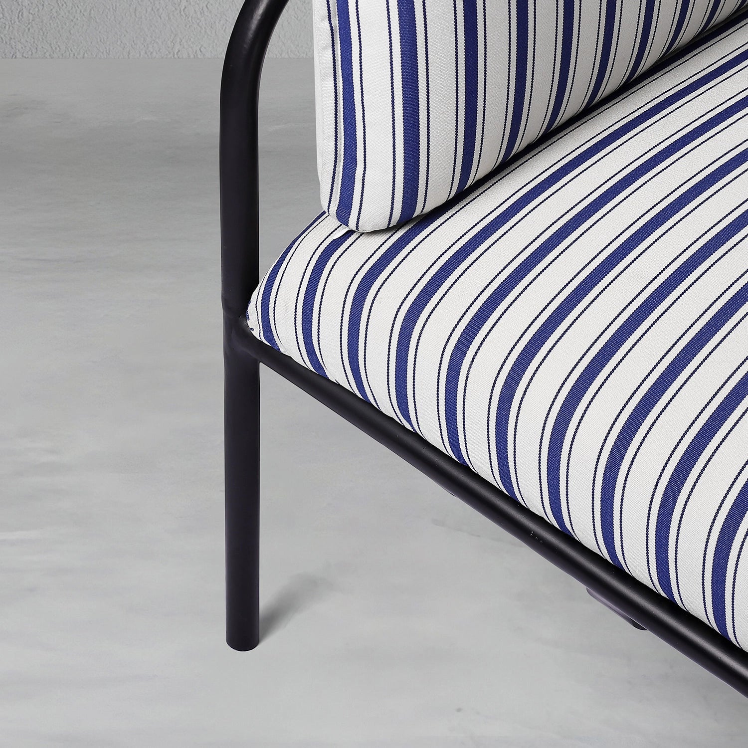 como-outdoor-lounge-chair_7_dw.jpg