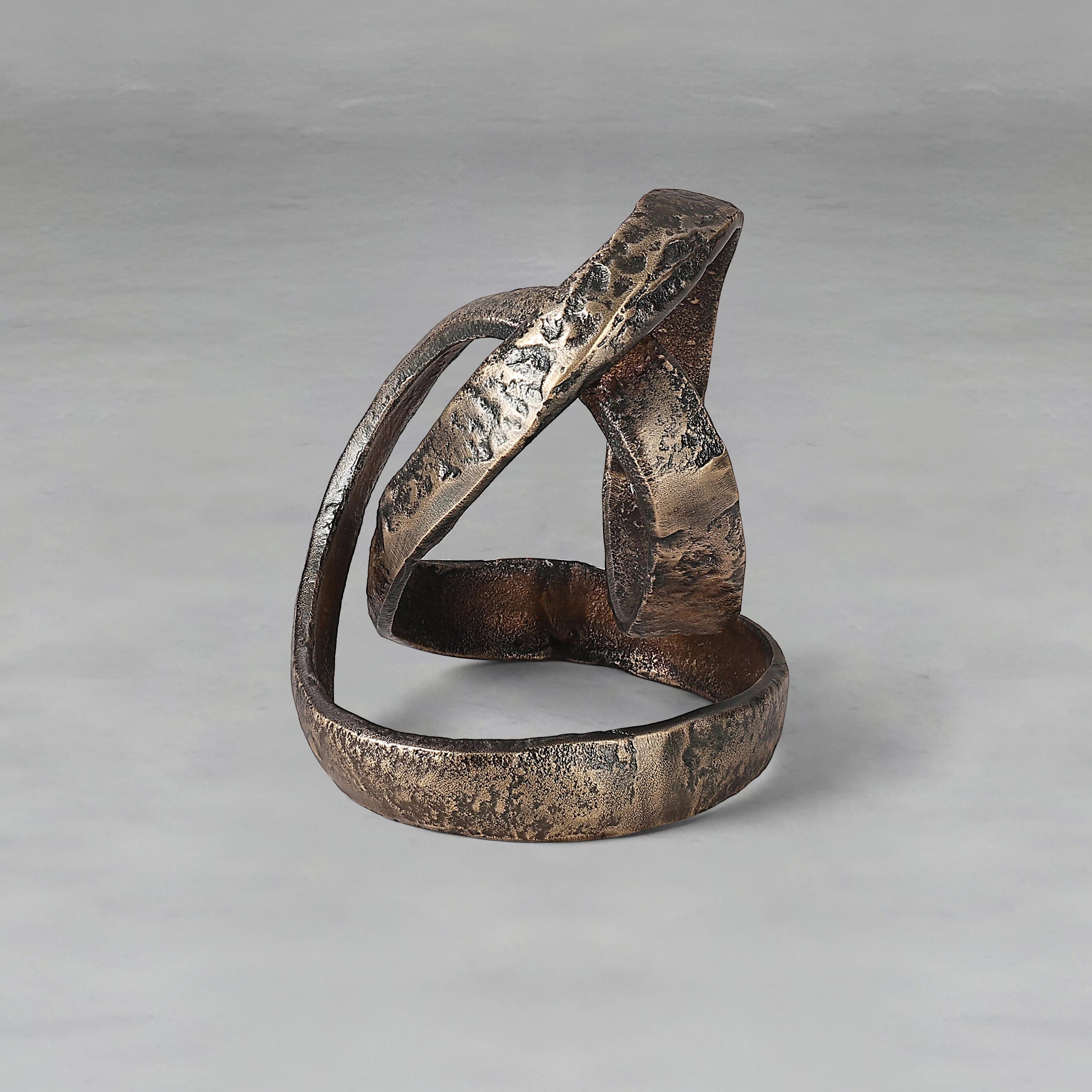 glimmer-knot-sculpture_2_dw.webp