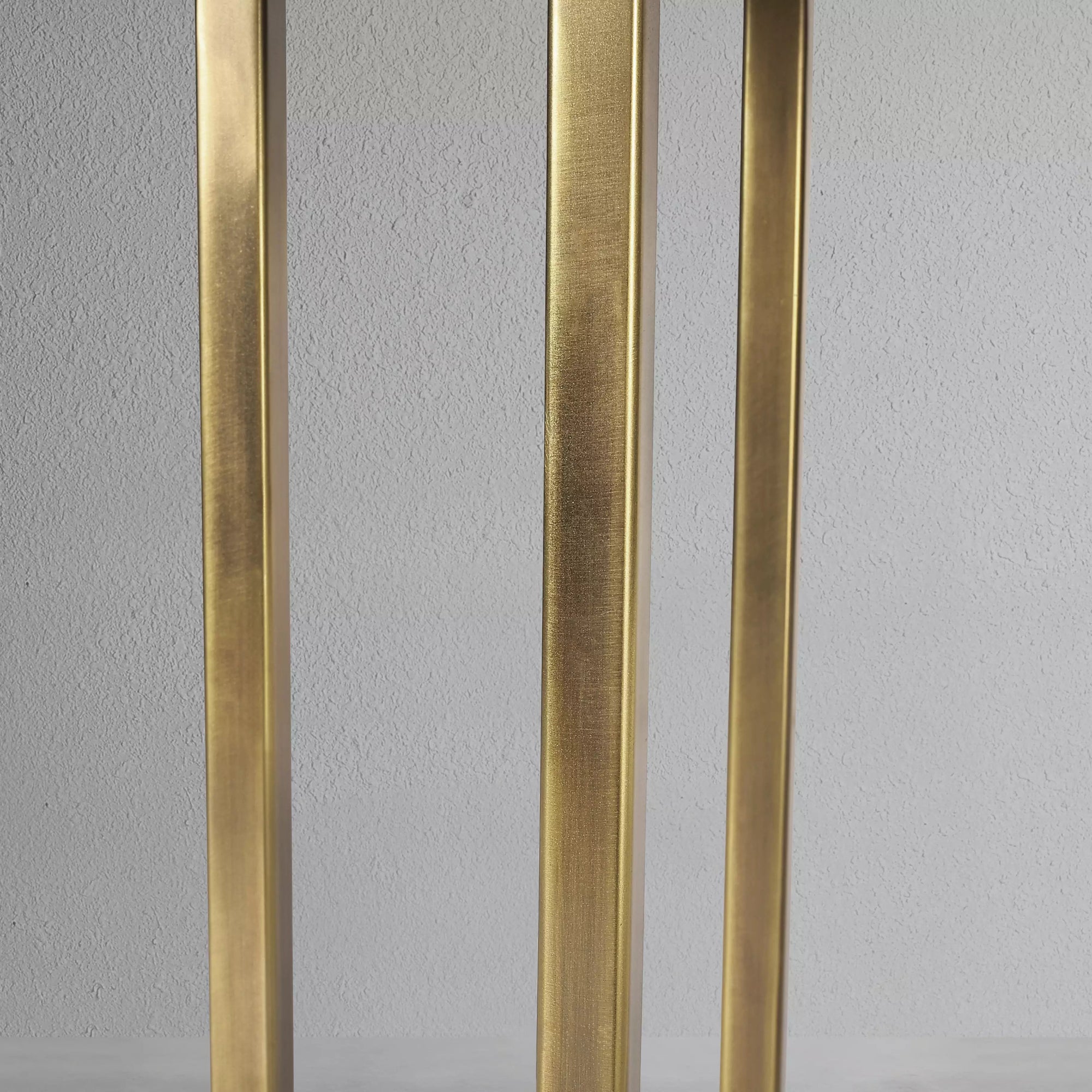 kaelan-c-metal-table_5_dw.webp