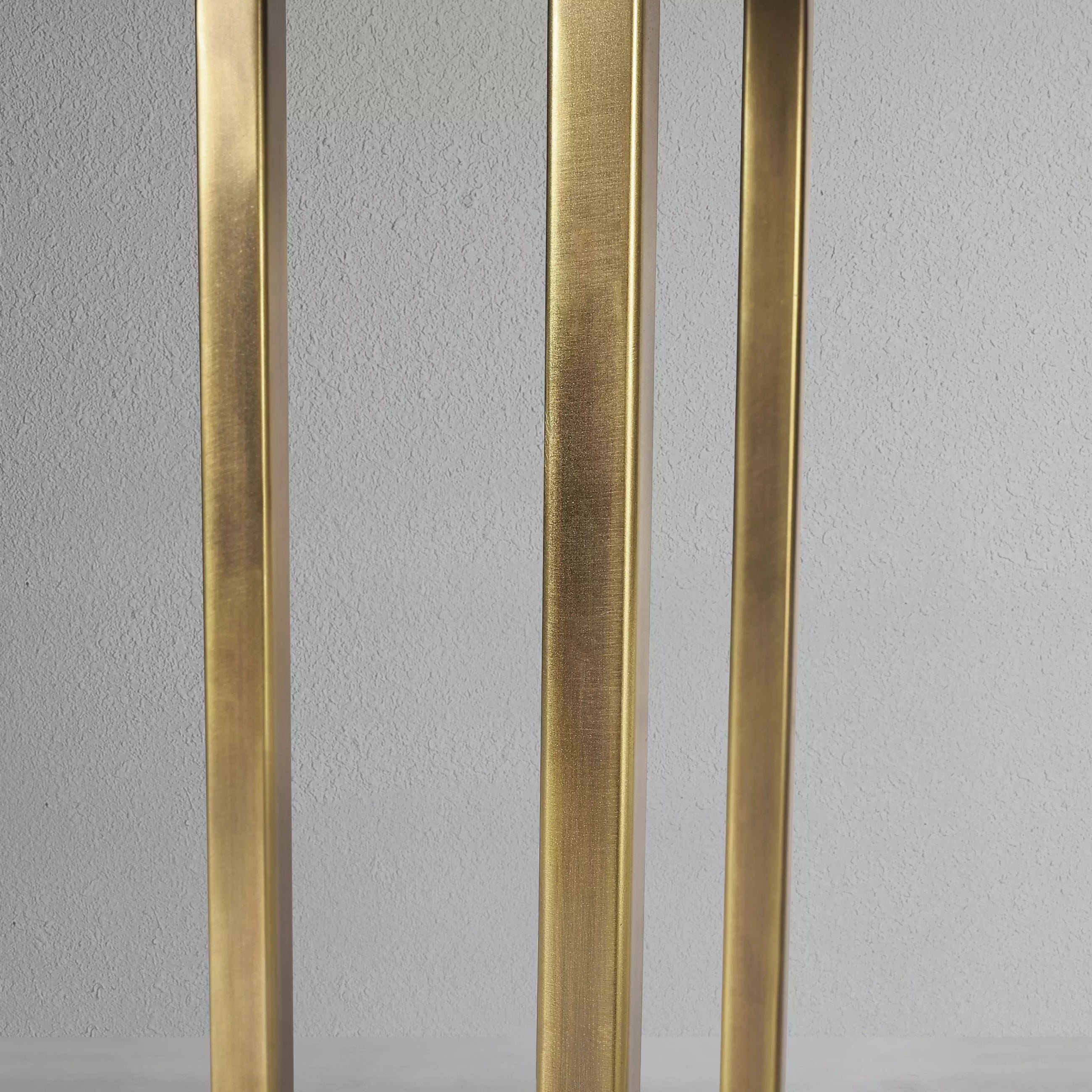 kaelan-c-metal-table_5_dw.webp