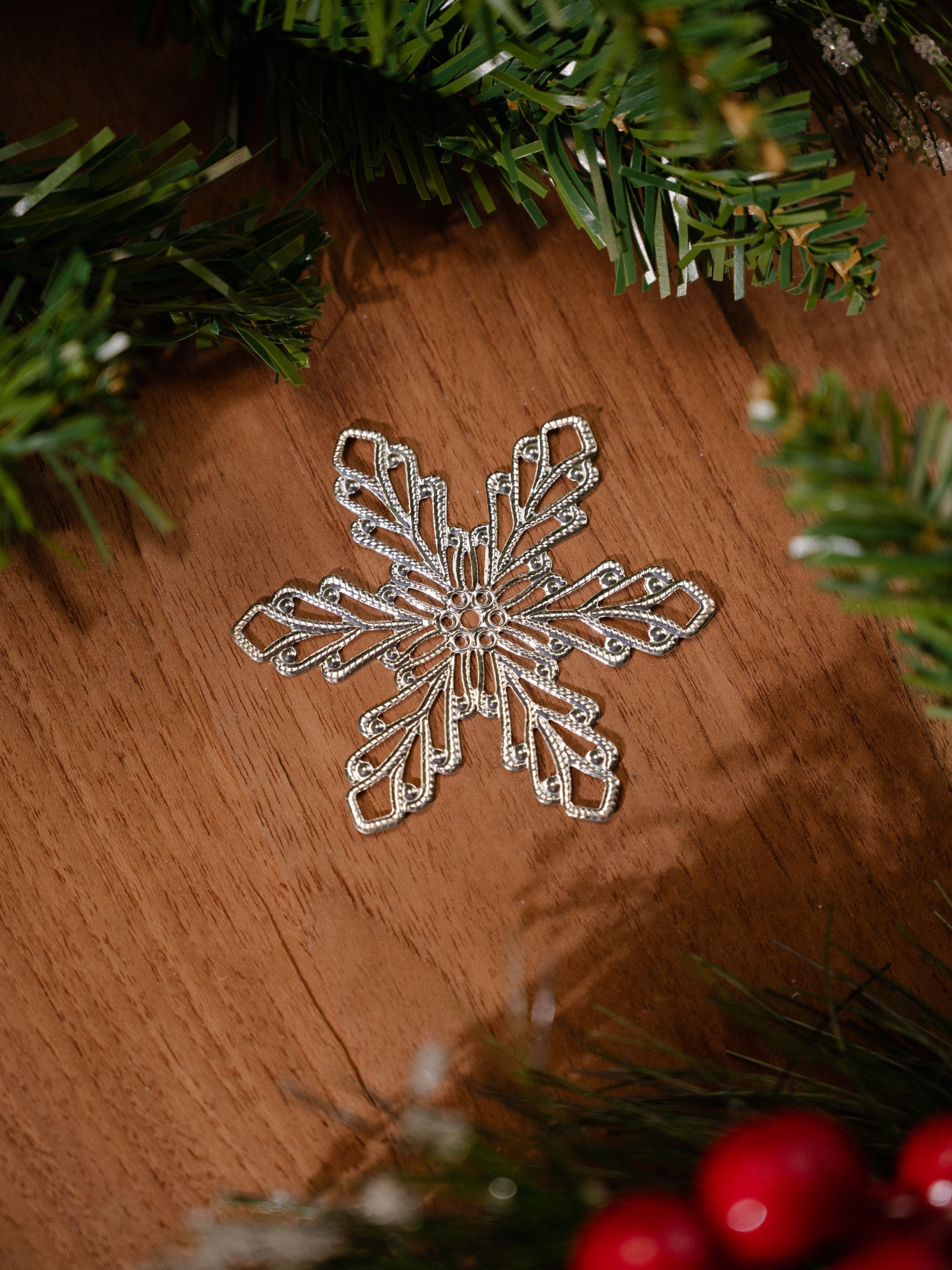 Metal Snow Flakes Silver Hanging Pack Of 4