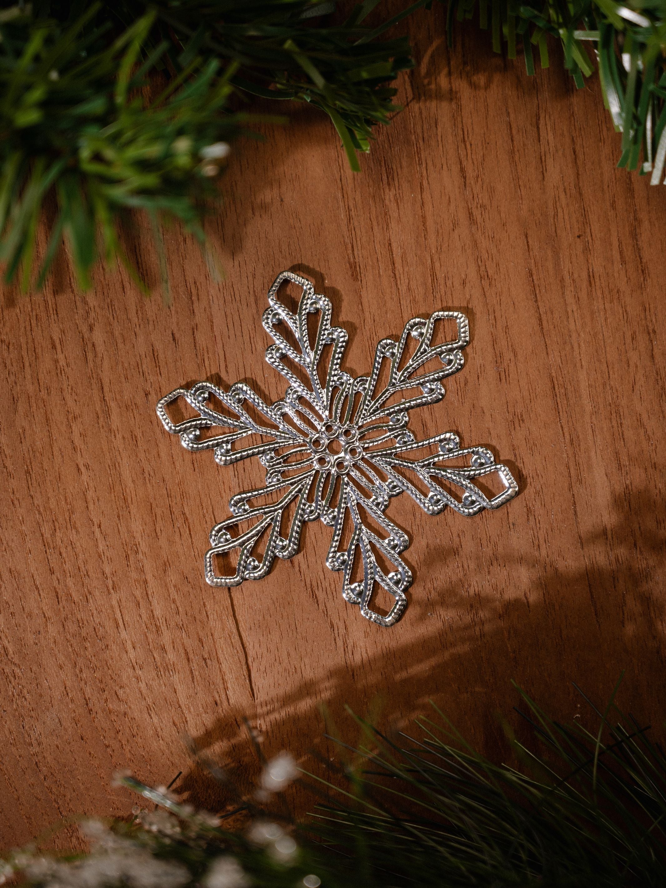 Metal Snow Flakes Silver Hanging Pack Of 4