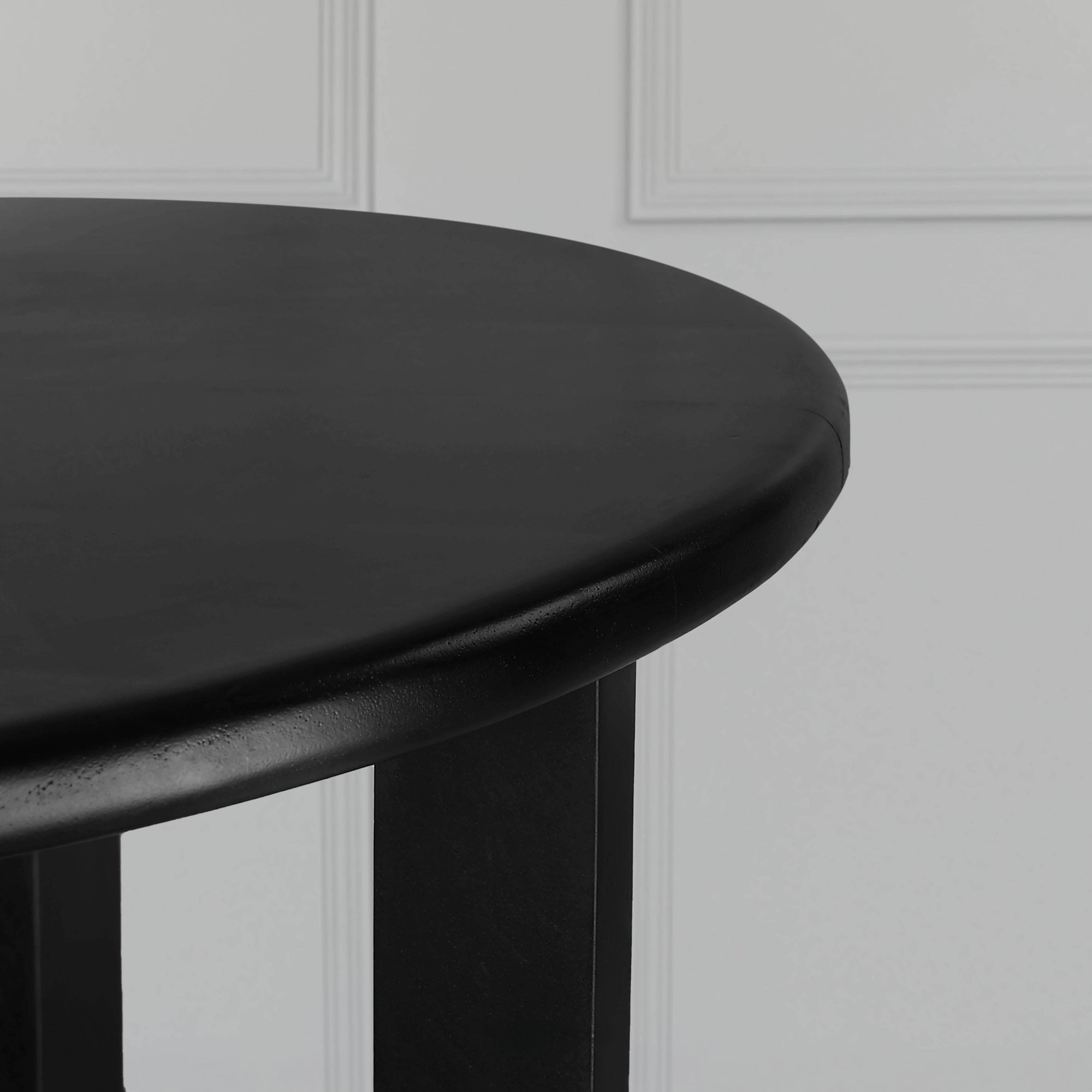 noir-rattan-round-table_5_dw.webp